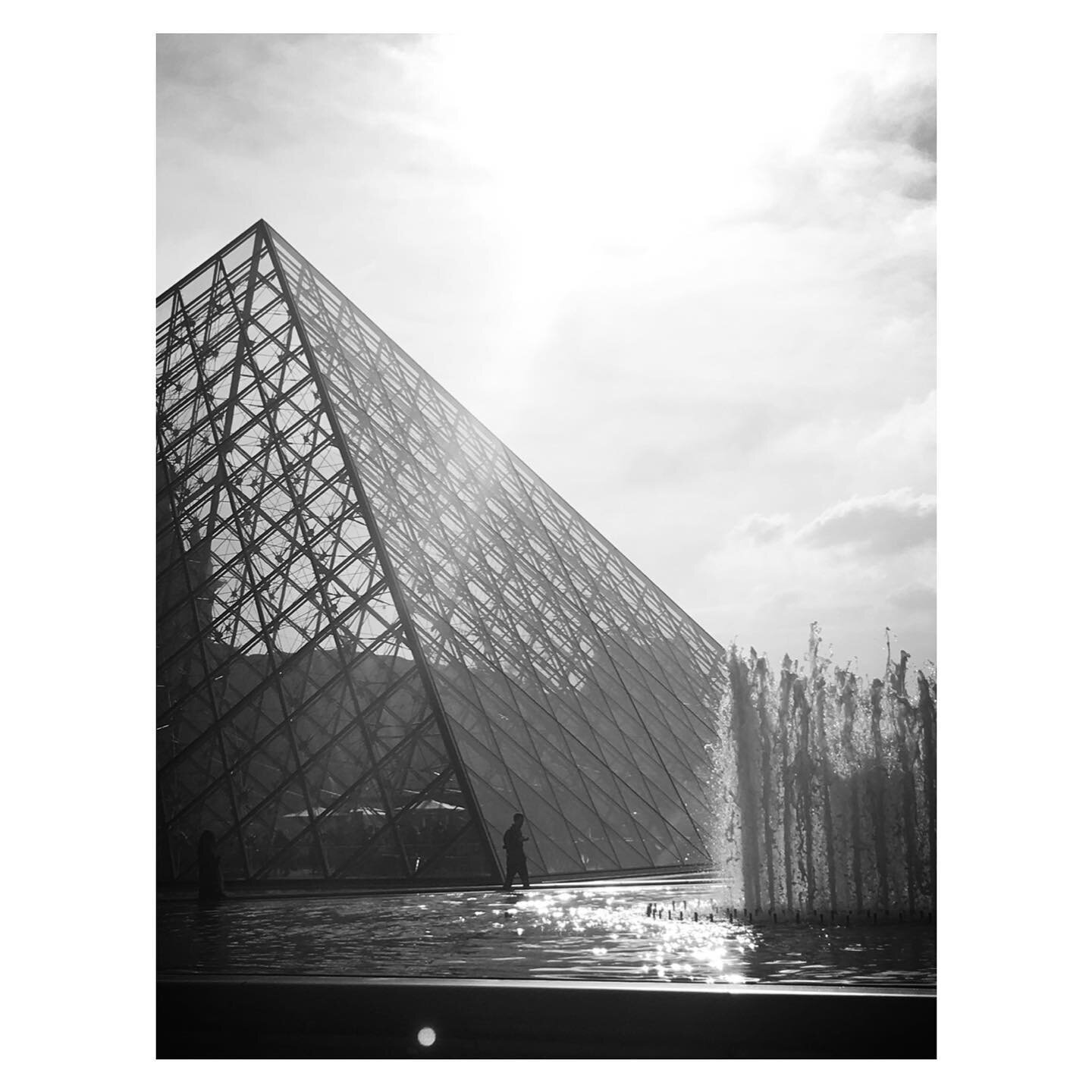 A little Louvre for the soul. ✨ Paris, 2017 | Looking back, in the 2 years I lived in Paris, I somehow waited until my last weekend to actually go inside the Louvre. (Thanks for forcing me @eliettes!) For fear of crowds more than anything else. But I