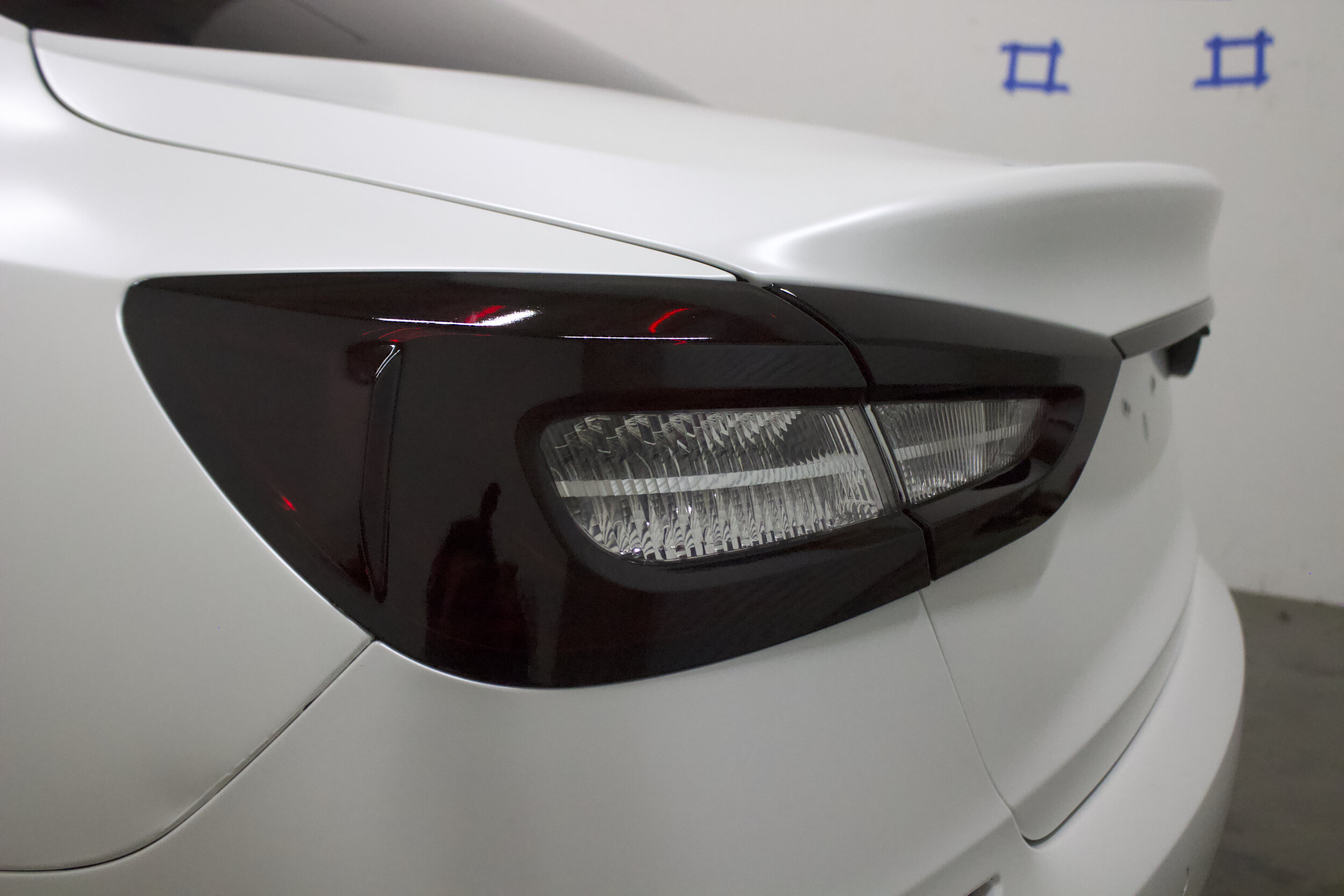 Maserati Quattroporte taillight tint w/ reverse cutouts (Satin pearl white)