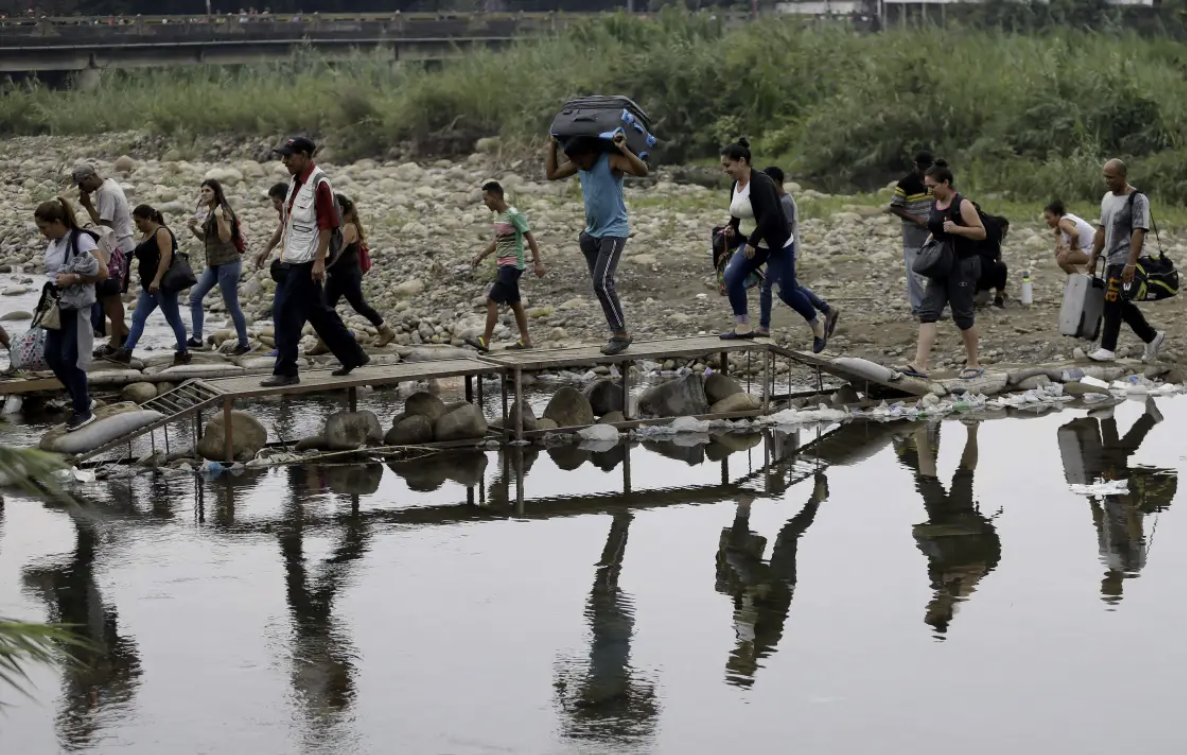 No passport. No flights. No easy way home for Venezuelans who want to leave Chicago