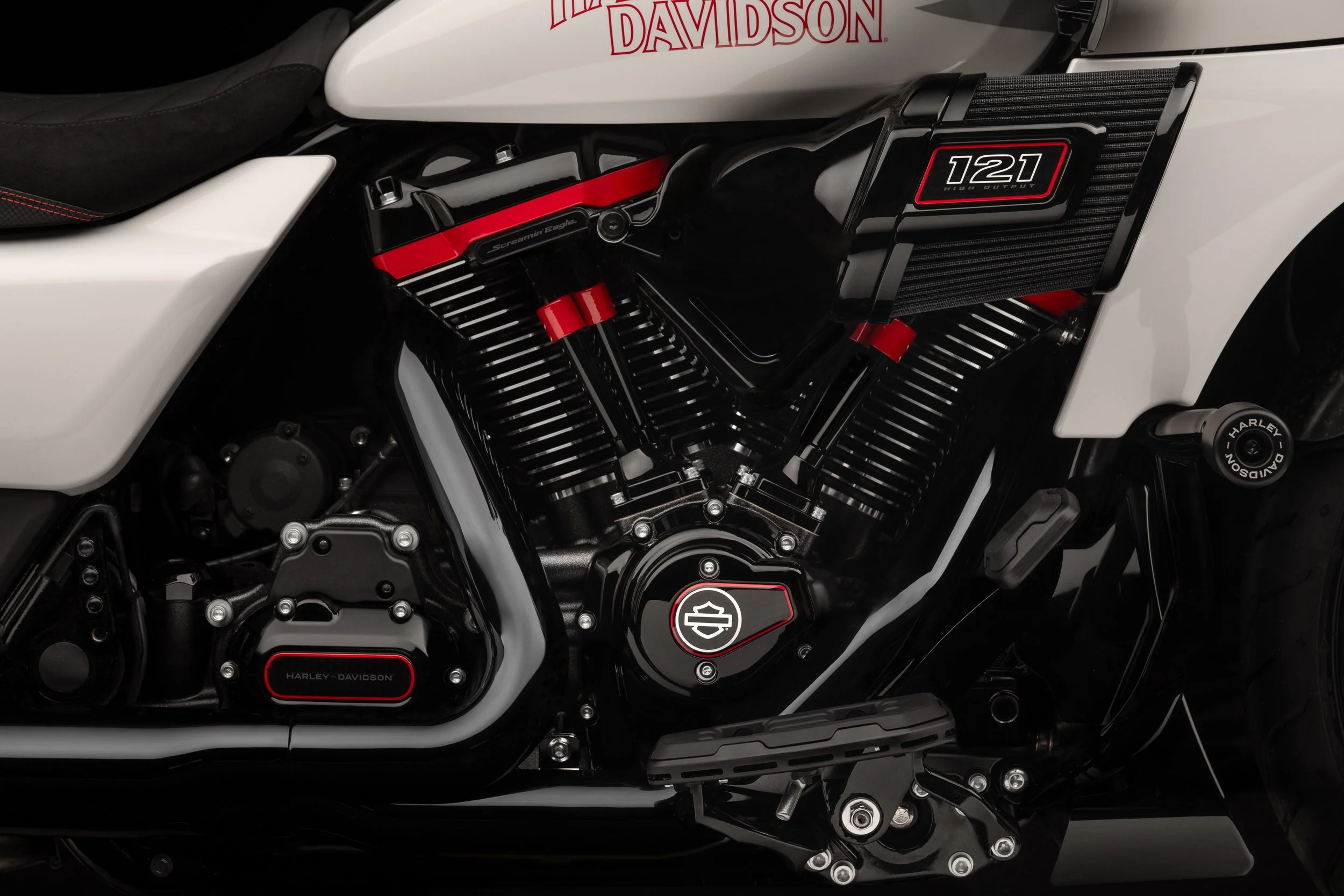 CVO ROAD GLIDE ST WHITE-9.jpg