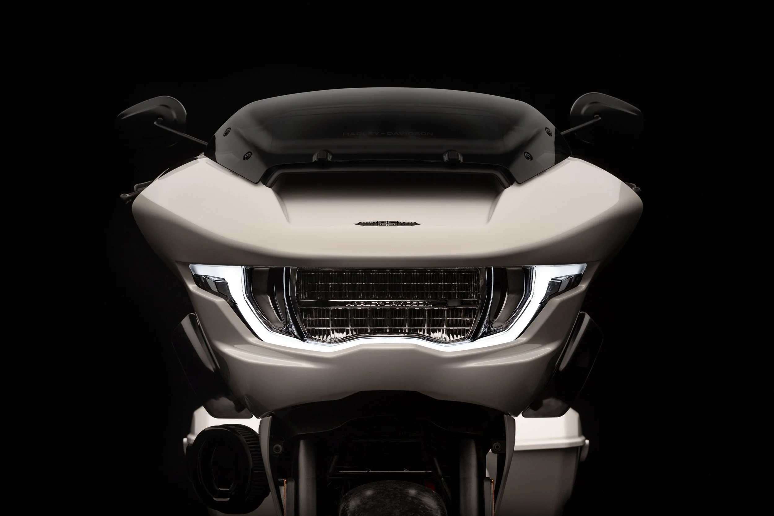 CVO ROAD GLIDE ST WHITE-6.jpg