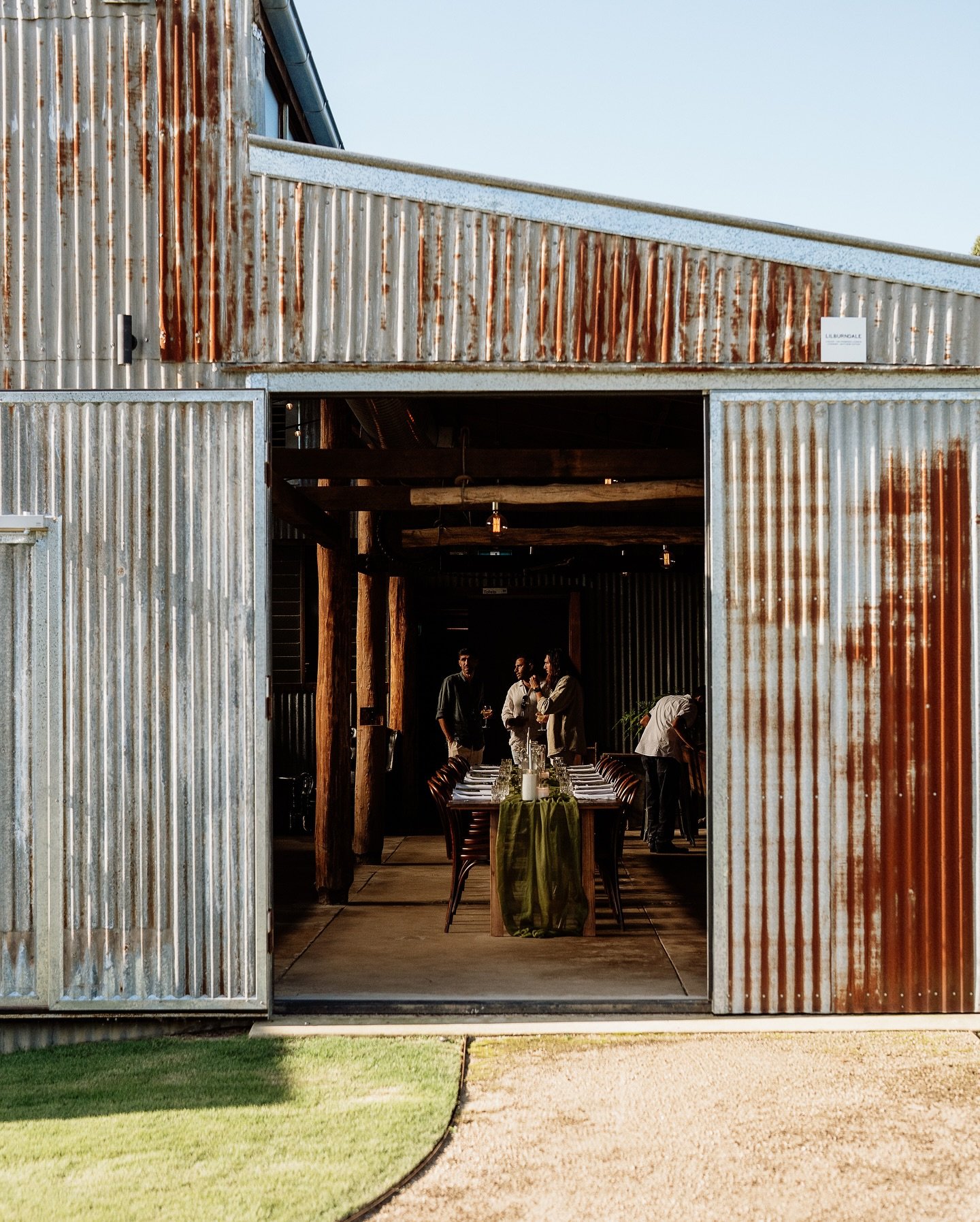 Packing Shed moments from one of our dining series. If you&rsquo;ve ever wanted to get a feel for the space then keep your eyes out for one of our events. You can sign up to our mailing list on our website 

#weddingvenue #discoverthehawkesbury #cock