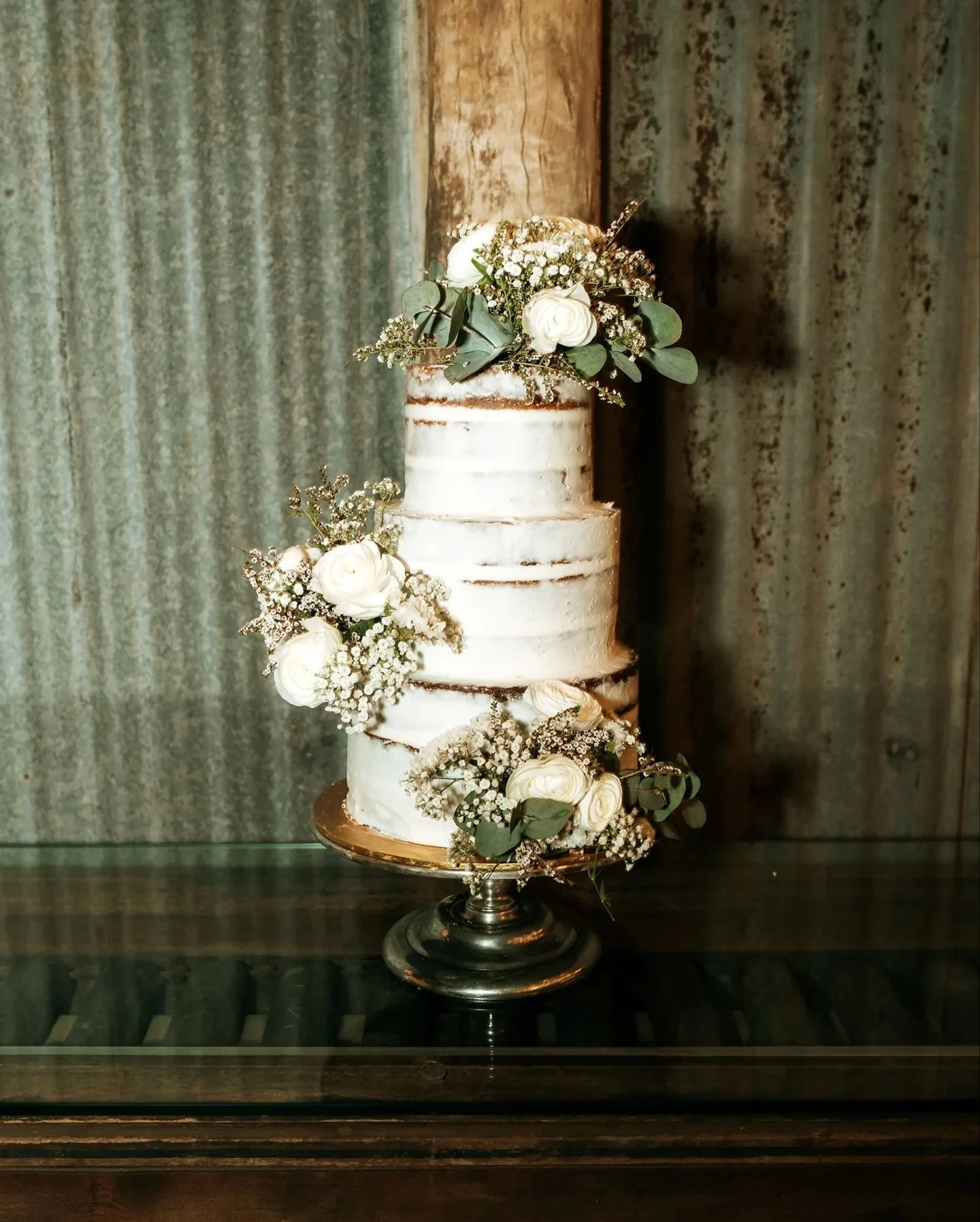 Our Dessert table is a repurposed piece of machinery, once used in The Packing Shed when Lilburndale was a Citrus Orchard. It now takes pride of place on the middle level of our venue and is the perfect spot for your cake to shine ✨ 

#lilburndale #d