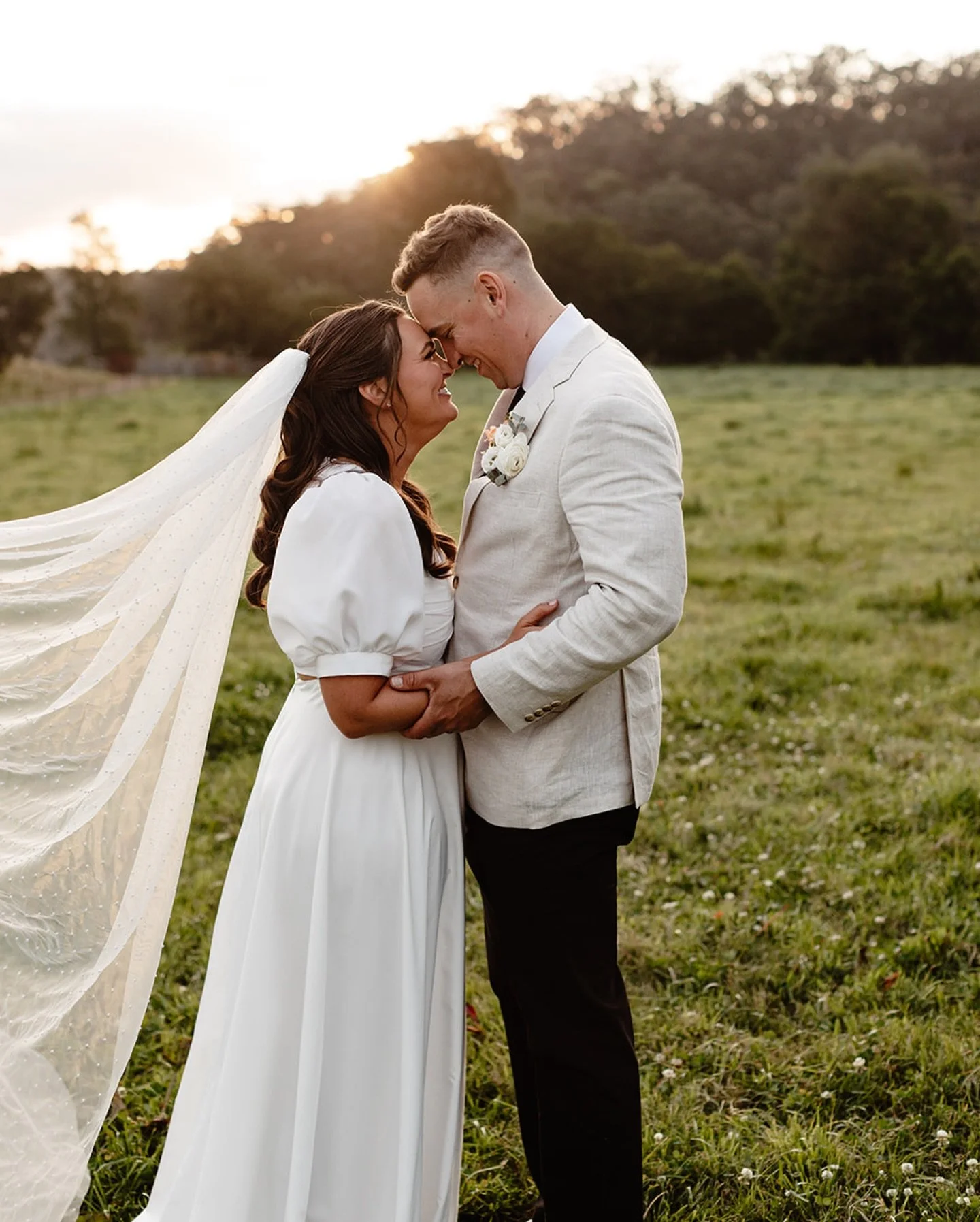 Sunset walks are for lovers 🤍 wedding portraits captured by the always inspiring @themountainfolkfilms 

#weddingportraits #lilburndale #farmweddings #weddingvenue #discoverthehawkesbury