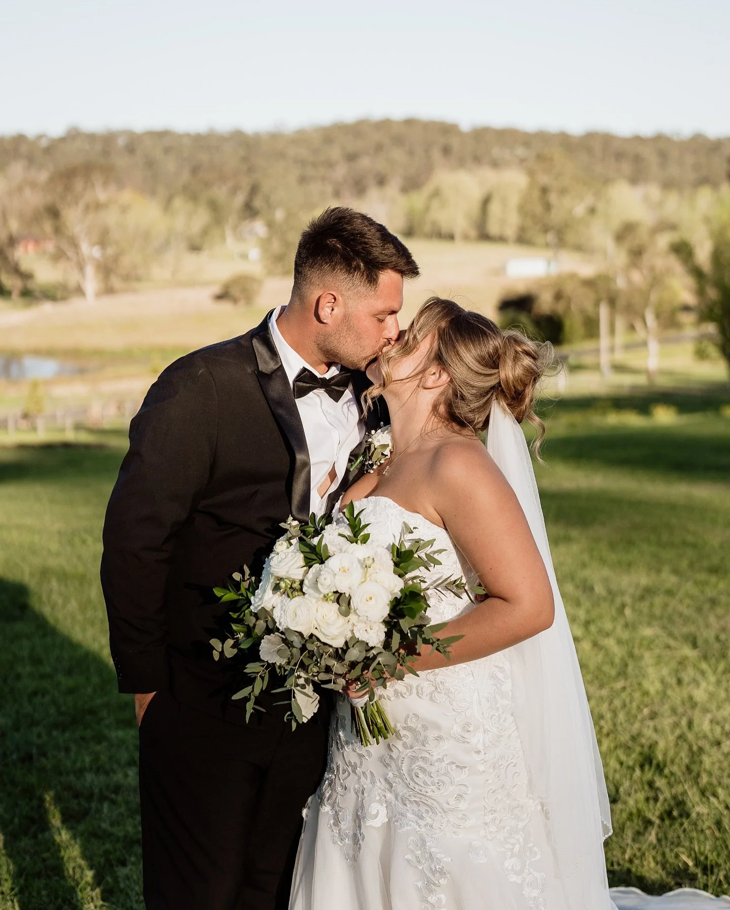 The perfect sun filled afternoon for a wander around Lilburndale for some wedding portraits with @chaysphelpsphotography 
#weddingvenue #farmwedding #discoverthehawkesbury #weddingportraits #elopement
