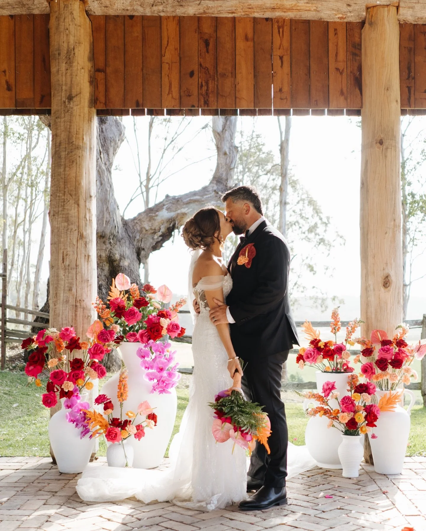 How incredible are these shots by @hellosweetheartau, and those flowers by the brides mum 🙌🏻🩷👌🏼

#farmweddings #bridalportraits #weddingvenue #justmarried