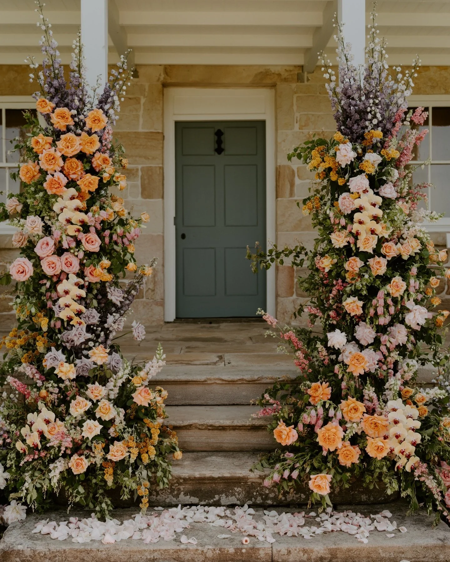 The floral colour explosion of our WEDDING DREAMS. Created by @theflowerpursuit and complimented perfectly with signage and stationery by @thebambibase 
The giddiness we feel when a couple prioritise florals and styling is REAL