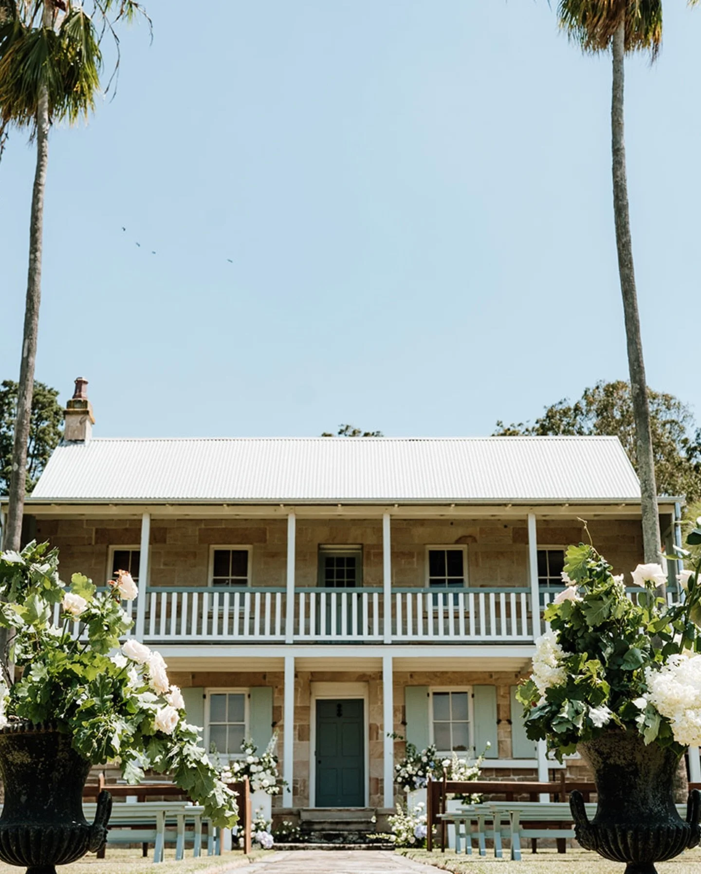 Lilburndale House made even more beautiful by @heritagefloral.co. Such a beautiful colour combination for the wedding ceremony of Kate &amp; Adam.
📷- @translucent_photography