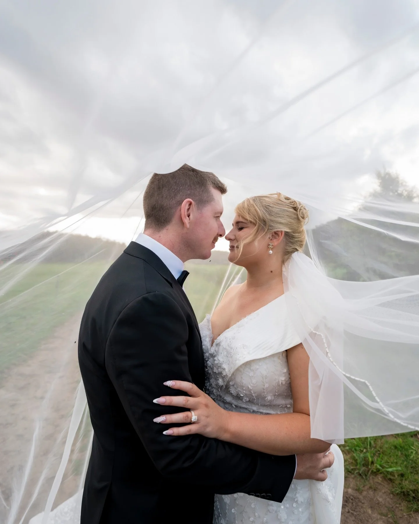 That iconic veil shot 🙌🏻 we love it

#weddingvenue #farmweddings #weddingceremony #lilburndale #weddingphotography