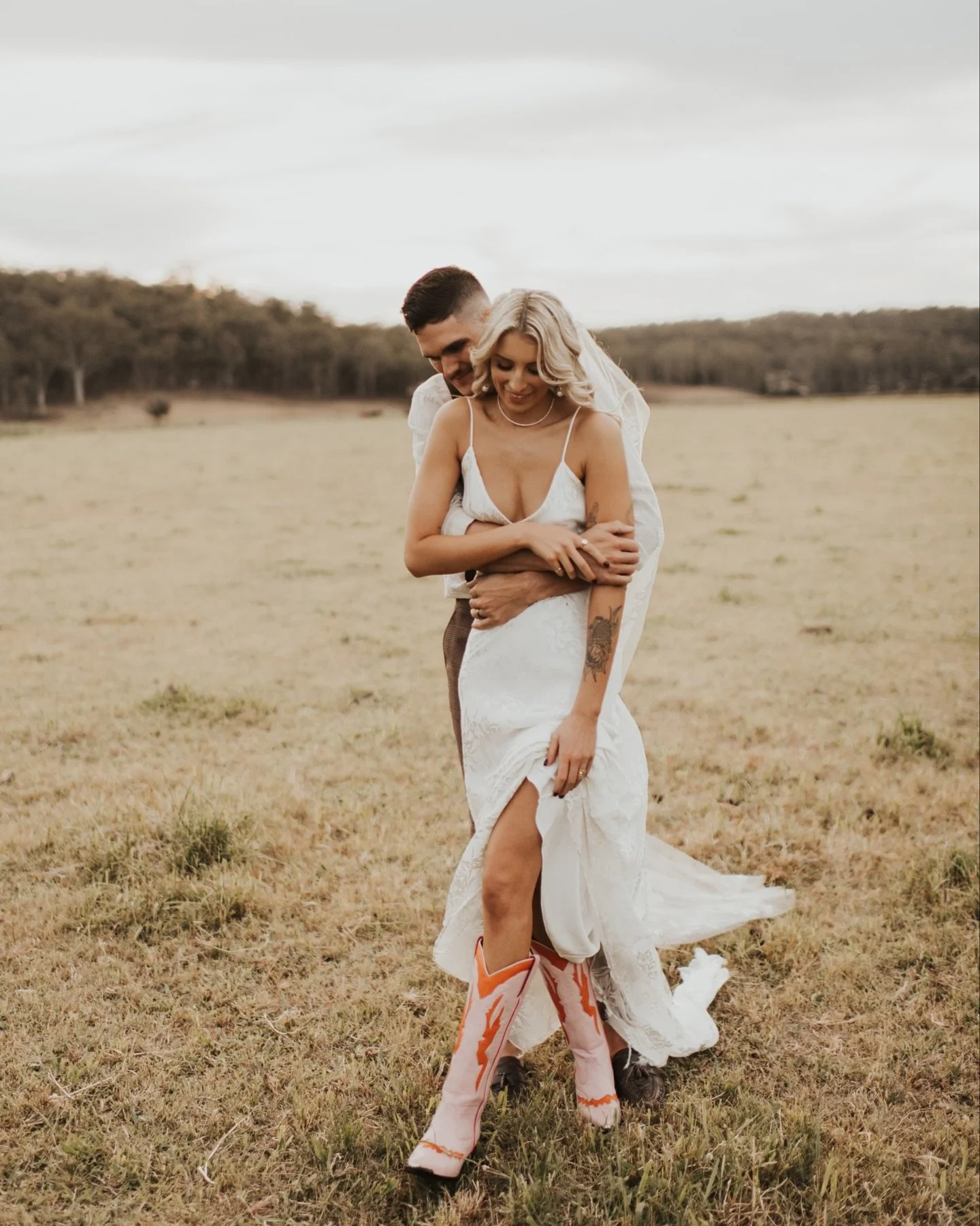 Everything about this wedding was 🙌🏻 The dress, the boots, the veil, the vibe, the couple 🖤
Captured by @jaydecreativeco