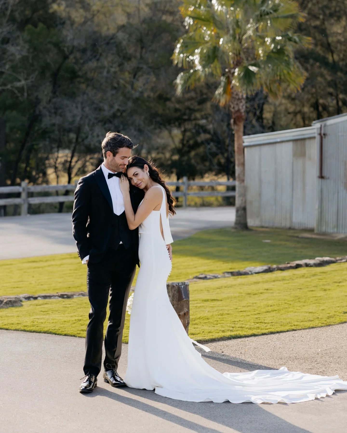 @kyle.Ingram worked it with these two, his photos look like they are straight out of a magazine 😍

#weddingvenue #farmweddings #weddingreception #weddingphotography