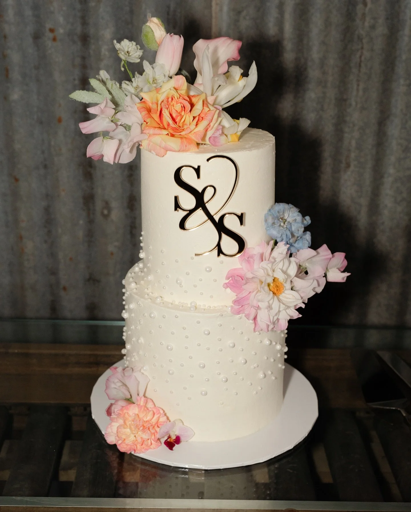 A moment for Selina &amp; Scott&rsquo;s wedding cake by @audellagracecakedesign 🌸🌼

#weddingvenue #weddingreception #farmweddings #weddingcake