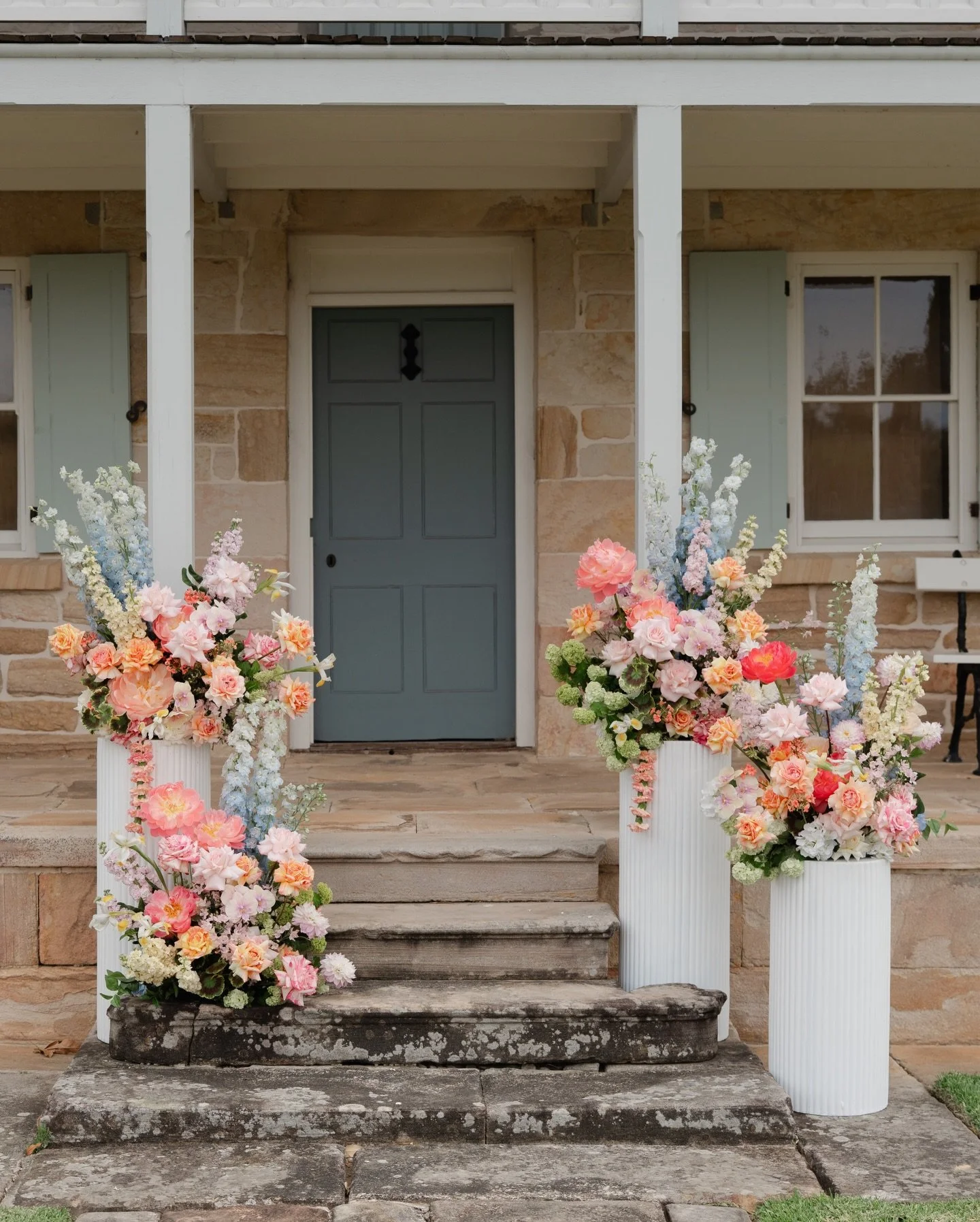 Thanks to @theflowerpursuit, Lilburndale House is looking as pretty as a picture and ready for the Ceremony of Selena &amp; Scott 

#weddingceremony #farmweddings #weddingflorals #weddingreception