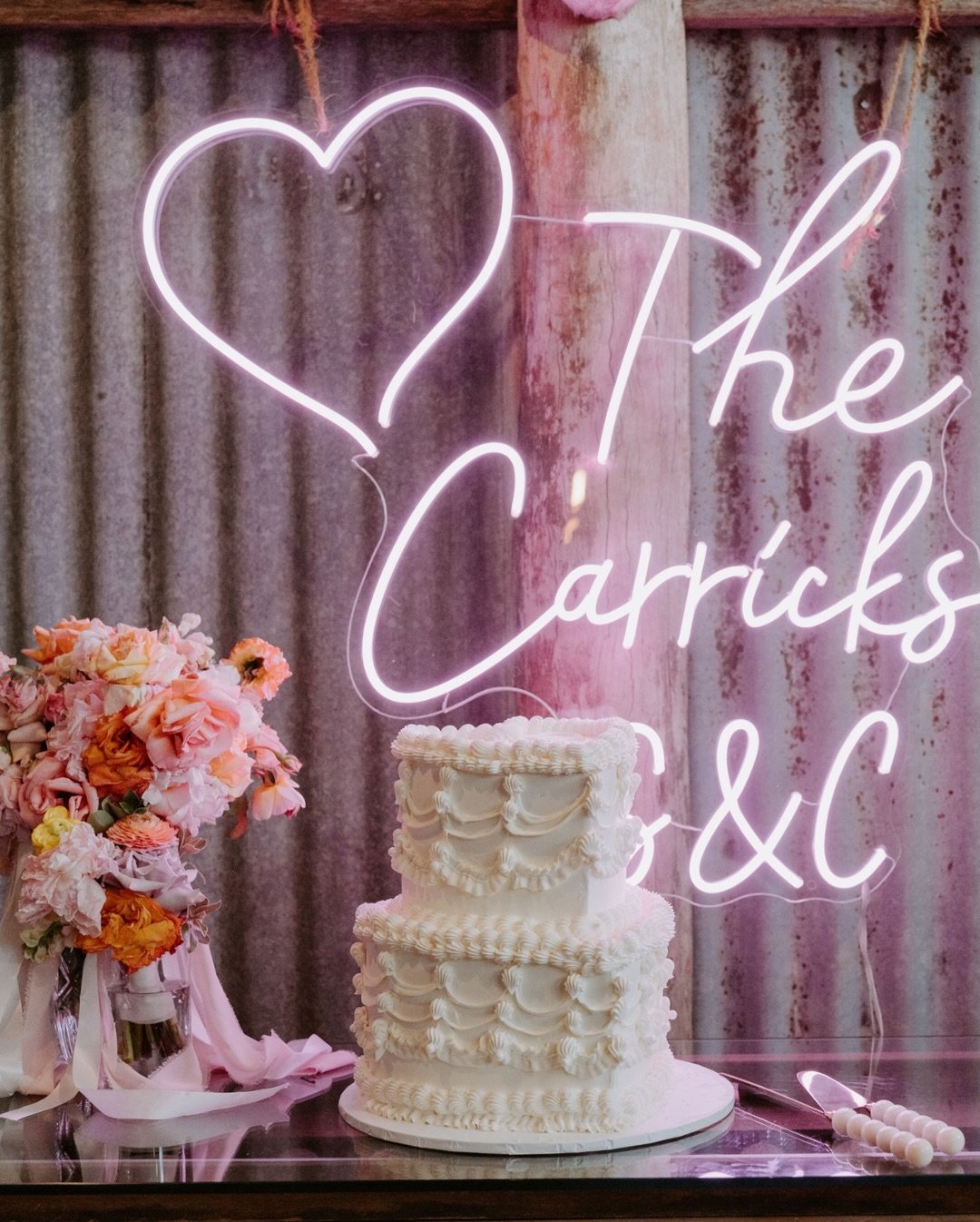 We love a cute wedding cake and a considered design concept when it comes to wedding styling. Cake by @sweetbakehouse 🤍Signage by @thebambibase 🩷