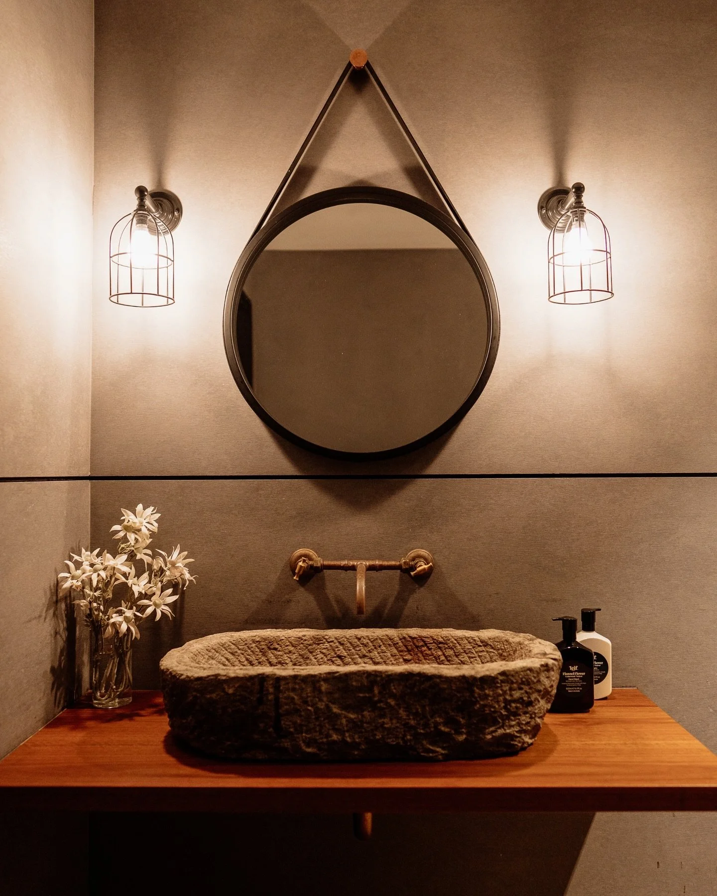 We recently asked @chaysphelpsphotography to pop into Lil to get some photos of our mens bathrooms for us, because they really are that good. Often a forgotten space when it comes to wedding venues, but not in The Packing Shed. Considered and cohesiv