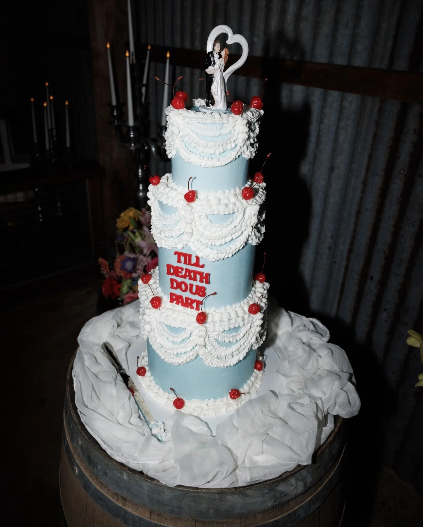 What a cake, and what a styling moment envisioned by our bride @tash.worrall, so unique and refreshing to do things a little different. Shout out to @buonappetit.au who supplied the feast and good times in the kitchen 🍝

#weddingreception #weddingca