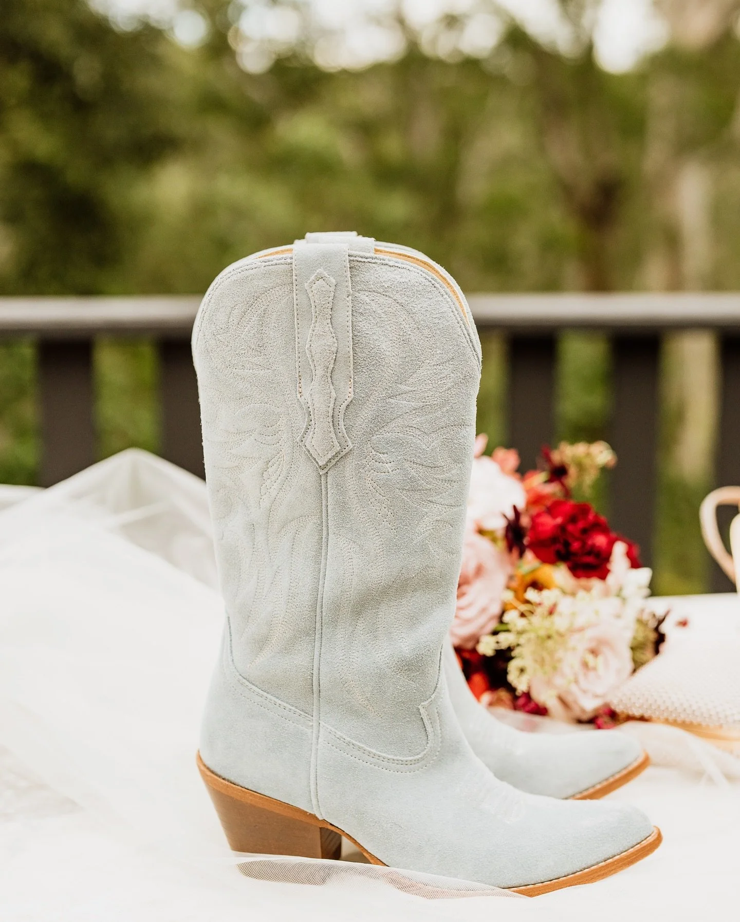 We had to give this a permanent spot on the feed 🙌🏻 those boots, that hat, the flowers 🤍

#weddingshoes #cowgirlhat #weddingvenue #weddingbouquet