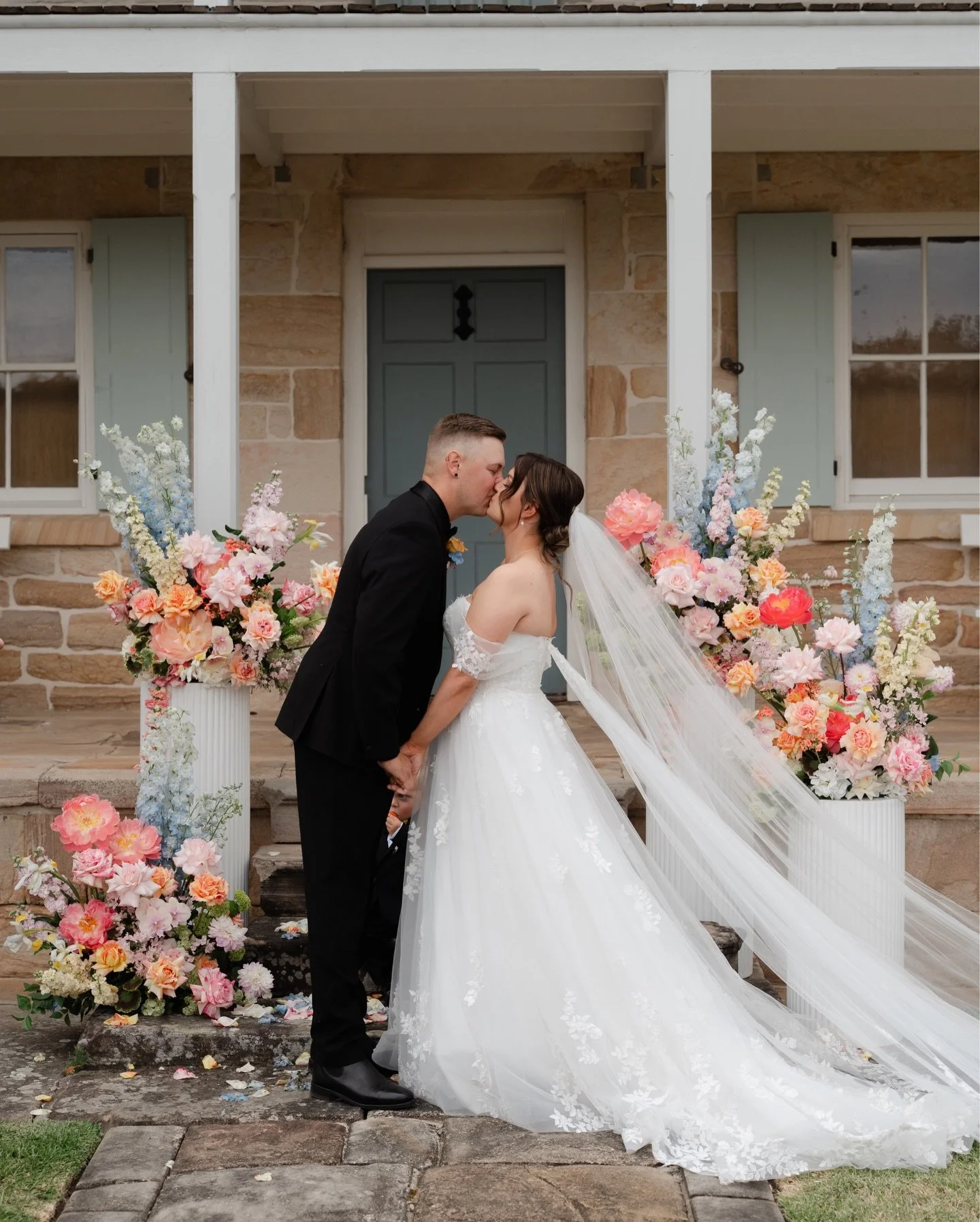 Selina &amp; Scott 🤍🌸 surrounded by flowers by the lovely Sarah from @theflowerpursuit 

#weddingflowers #weddingceremony #farmweddings #weddingvenue