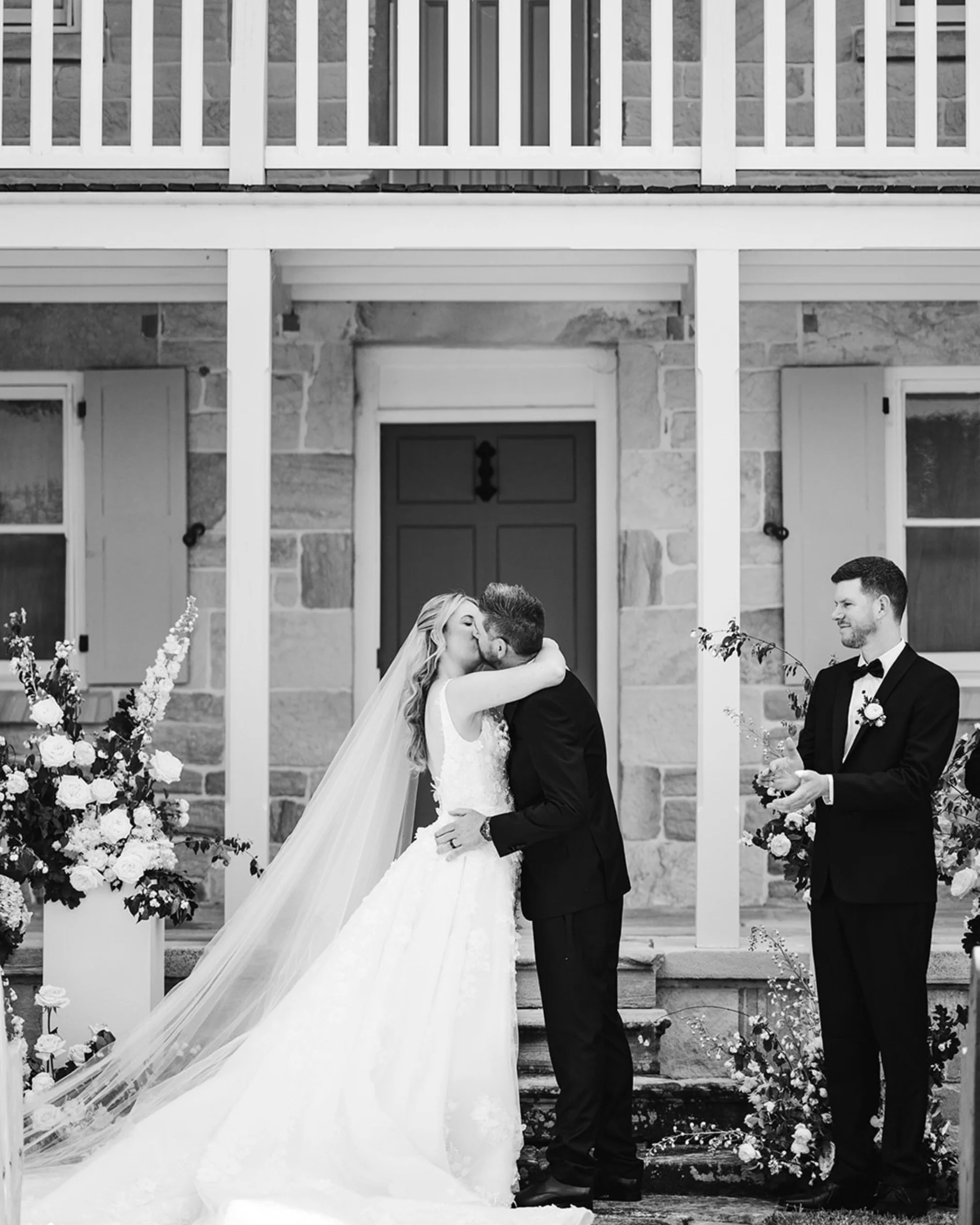 A beautiful Lilburndale House ceremony, more often than not The Bush Chapel takes centre stage, so it&rsquo;s a lovely change for a moment in front of the original homestead.
Captured by @translucent_photography 

#weddingceremony #farmweddings #lilb