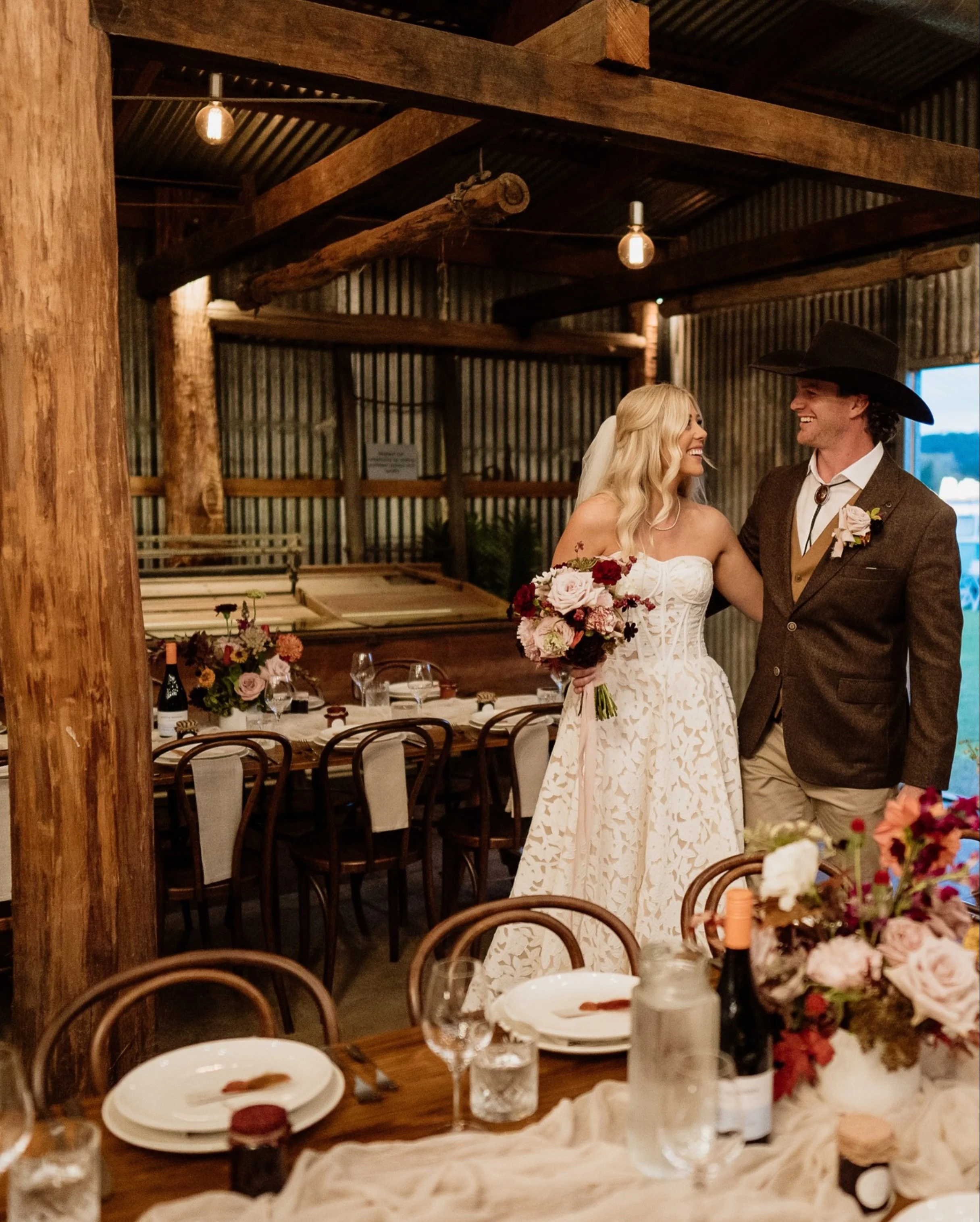 @grumpyflowers_ nailed the Autumnal vibes for @saraberkimusic and Pat 🍁 bringing these warm tones into The Packing Shed worked perfectly with the timber throughout our wedding reception space 

#farmweddings #weddingvenue #weddingflorist#weddingcere