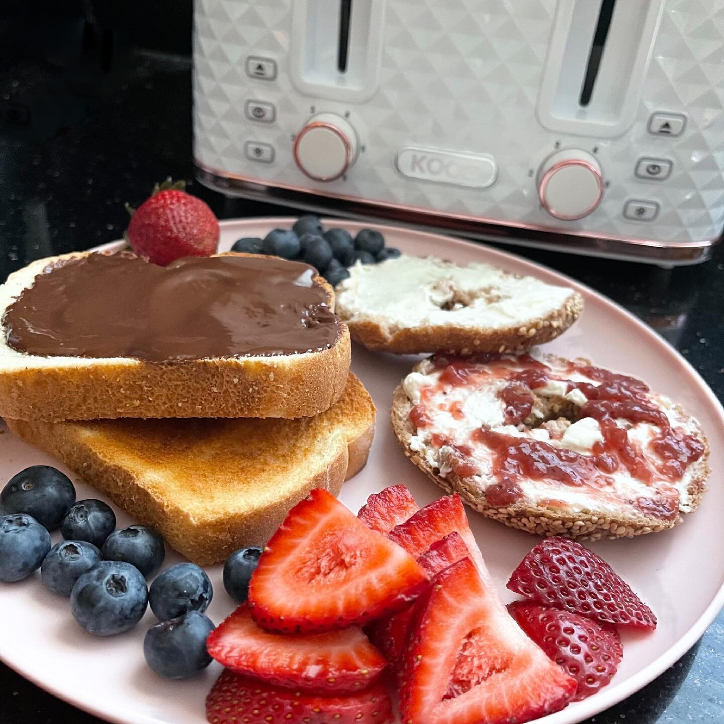 A toasty breakfast for the whole fam thanks to my toaster from @kooc_kitchen 
 
Can we also just talk about how cute this toaster is? 
I&rsquo;m totally digging the white and rose gold trimming!✨ 

I can easily grab our frozen low carb breads and toa