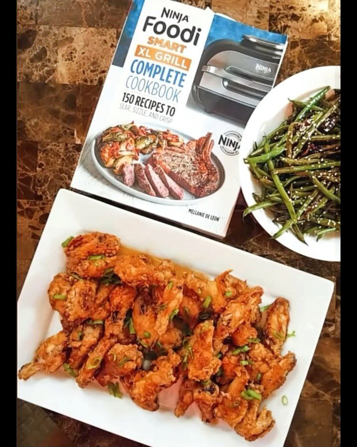Soy-Garlic Crispy Chicken for #wingwednesday 
Christine @keto.rocks whipped up these soy garlic crispy chicken wings found in my Ninja Foodi Smart XL Complete cookbook. I've been loving seeing how everyone makes their dishes and pairs them with diffe