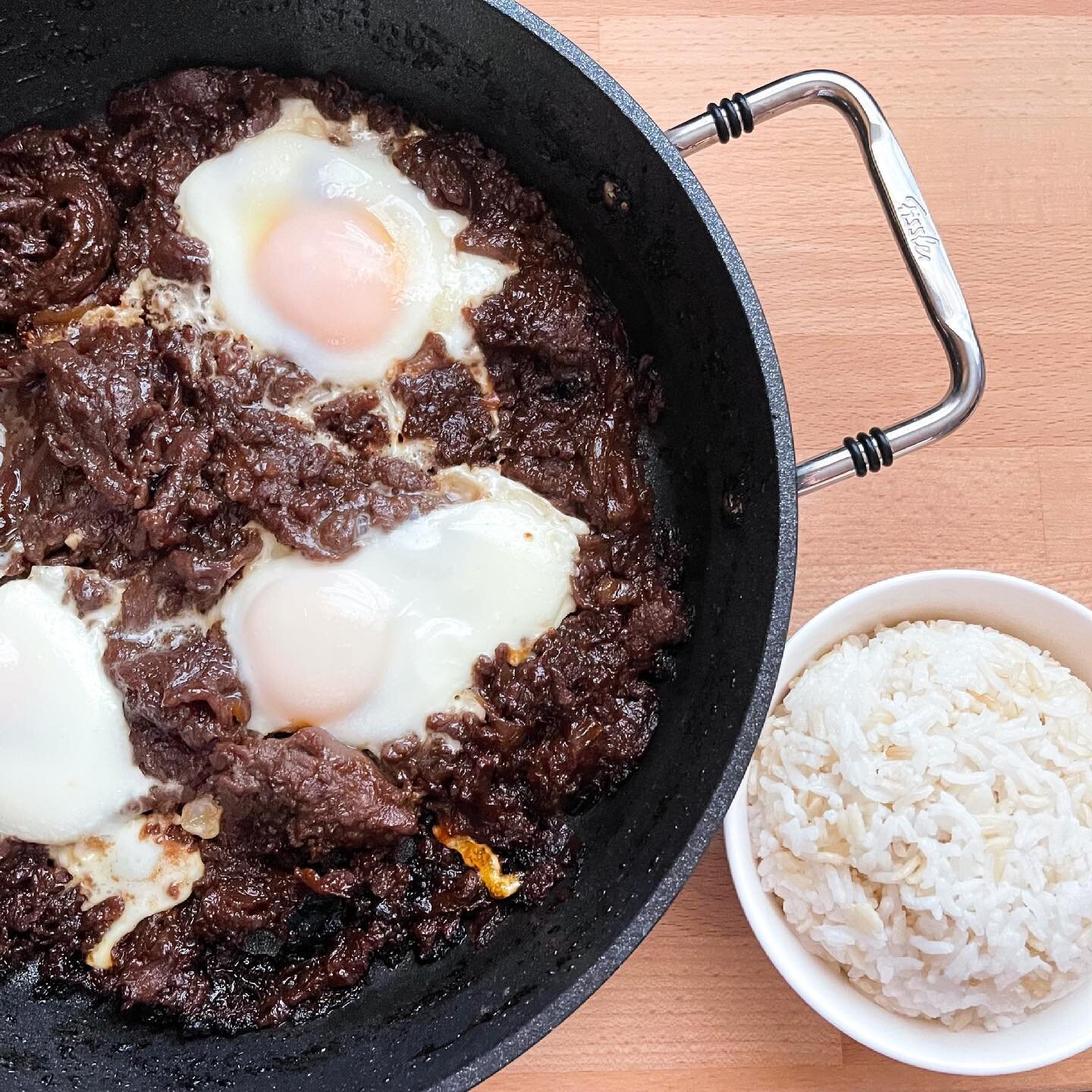 This is what a quick #BrunchwithFissler looks like! 
#sponsored @fisslerusa 

Beef Bulgogi with eggs 🍳 and some steamed rice (feel free to switch it out for cauliflower rice or more veggies to keep it low carb). Fissler has been my go to pans! I use