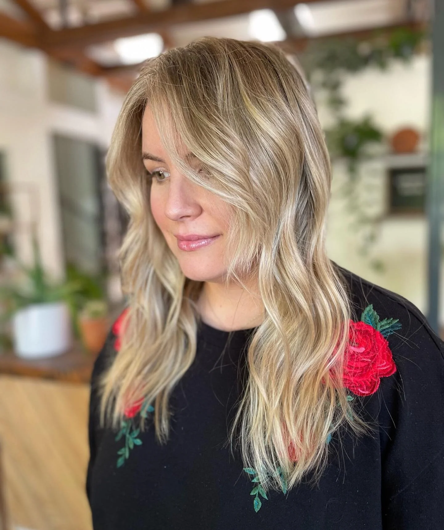 Unpopular opinion: I love adding a warm lowlight to my blondies! It gives the hair depth and makes the blonde pop 
My go-to lately, oligo 7gi 7g 7n 💛