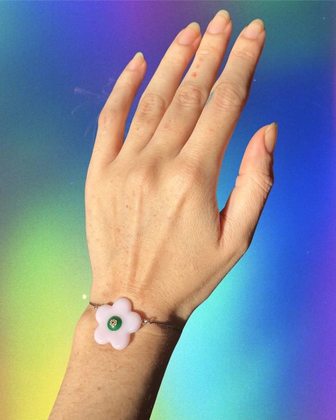 the adjustable millefiori flower bracelet 🌸

&bull; fused glass pink flower with millefiori detail
&bull; stainless steel chain with adjustable silicone slider

this lil business has changed me for good 💗 i appreciate every single person that is pa