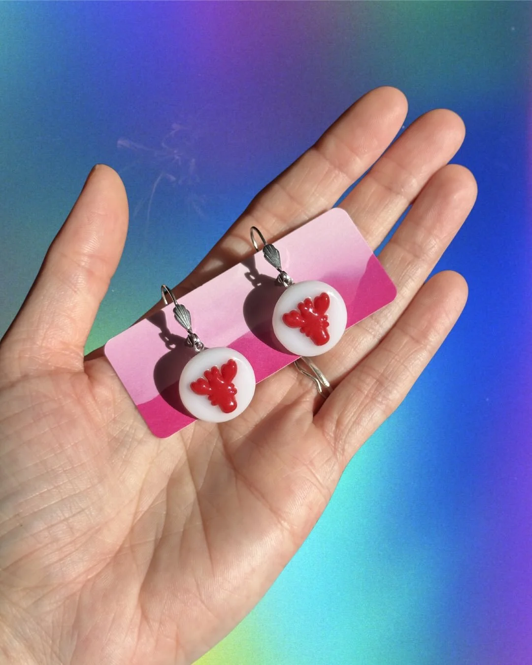 🦞 get ur lobstaaas 🦞

fused glass lobster earrings with mini star details on stainless steel shell hooks 🐚
handmade with love in los angeles ❣️