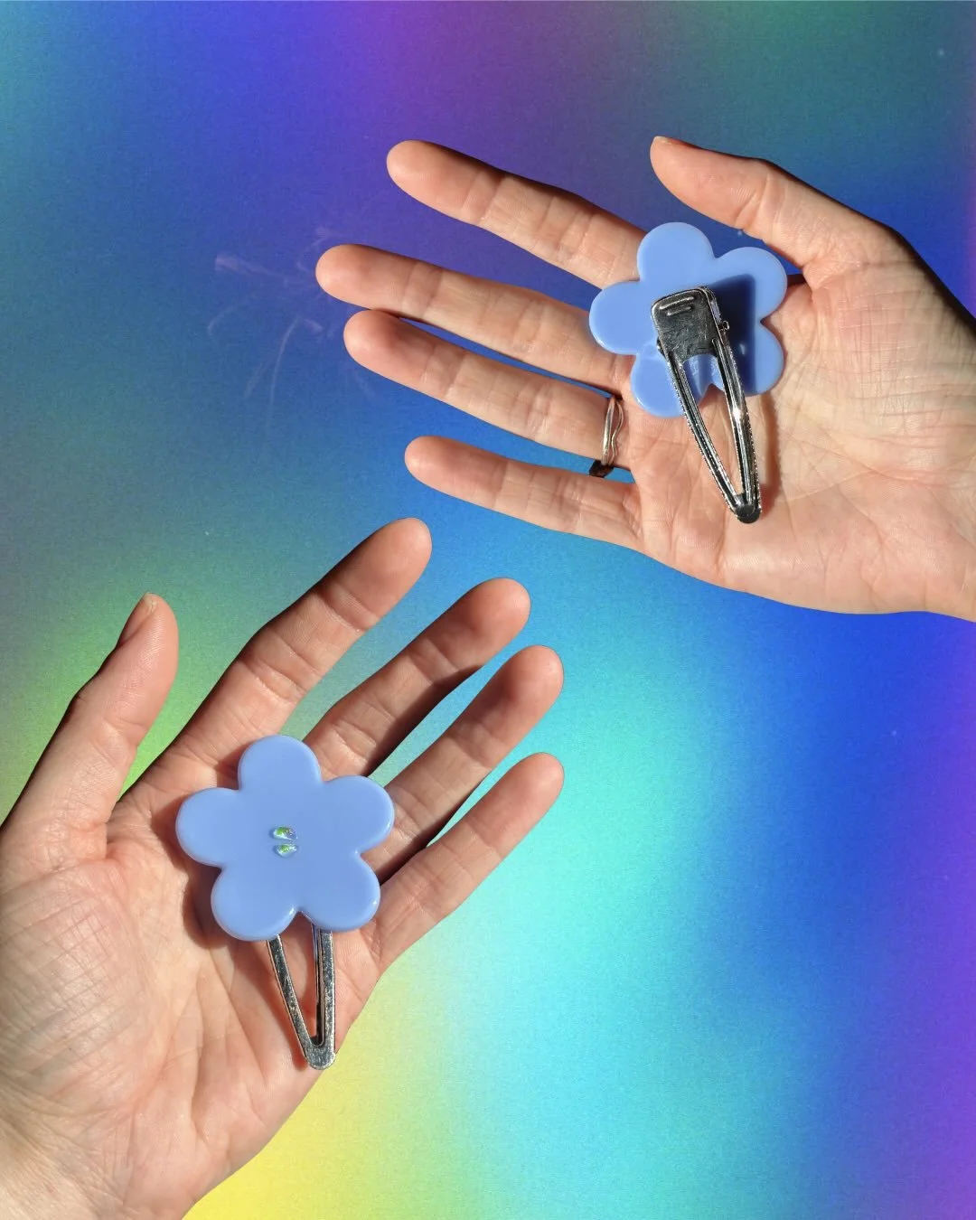 it&rsquo;s starting to feel like spring (or summer on some days 🫠) here in los angeles and tbh, we&rsquo;re here for it 🌸 come shop these fused glass flower accessories, grab some yummy bites @lariverfm and peruse the beauties from all the vendors 