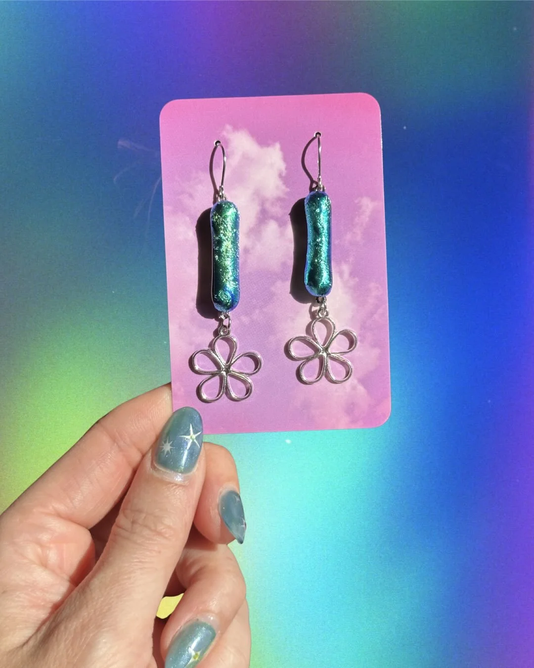 the shining stems earrings 🌸 fused glass dichroic stems with dainty stainless steel flower charms 🌸 handmade with love 💗 swipe to see them styled with mini hoops + my radically soft necklace from @reesabobeesa!!! 

#fusedglass #glassjewelry #dichr