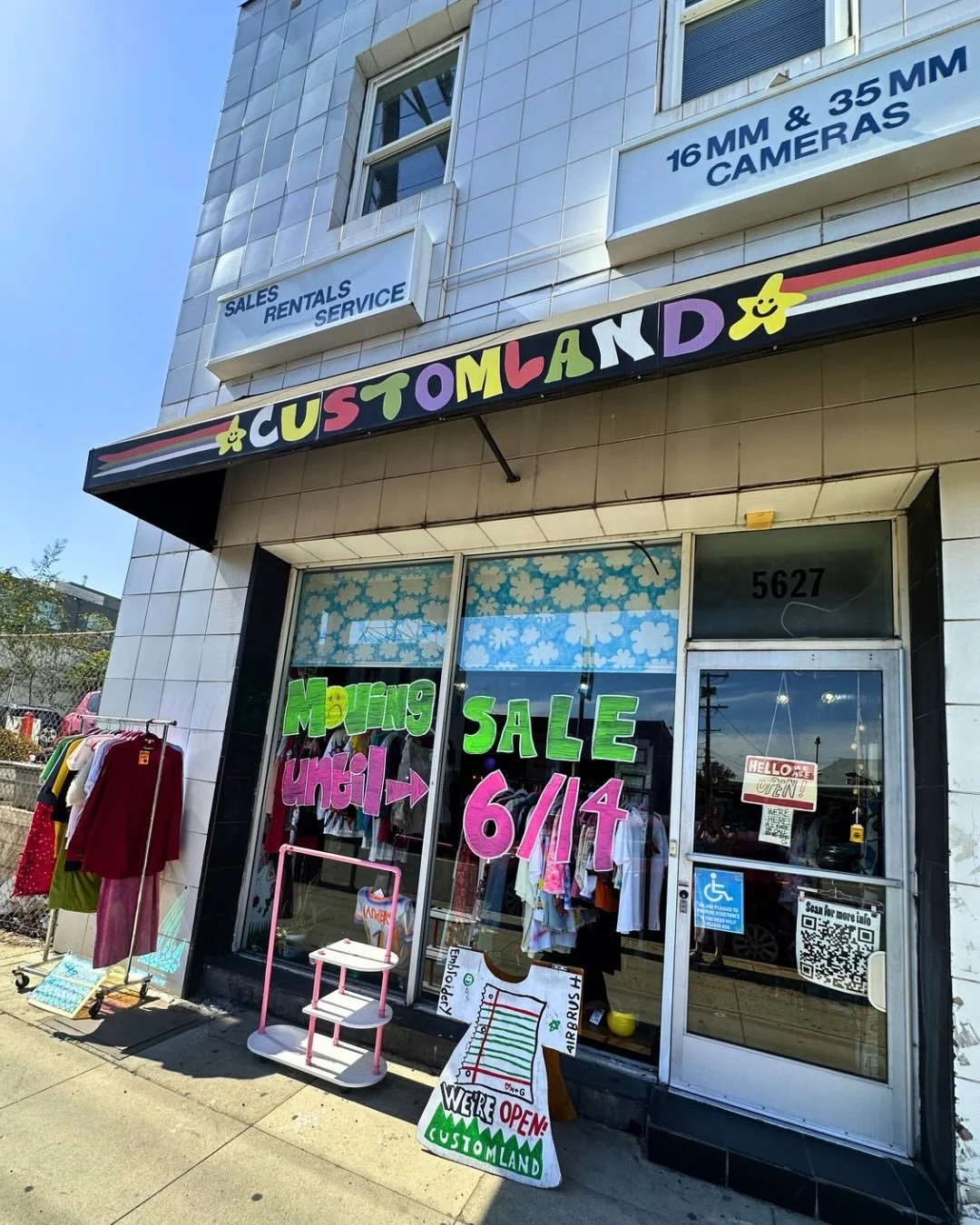 it&rsquo;s the end of an era @customlandla!!! after basically 5 yrs they&rsquo;re packin up their iconic hollywood location + moving to a private studio type space in DTLA 🌟 

made one last trek out to melrose to pay my respects to the space and i F