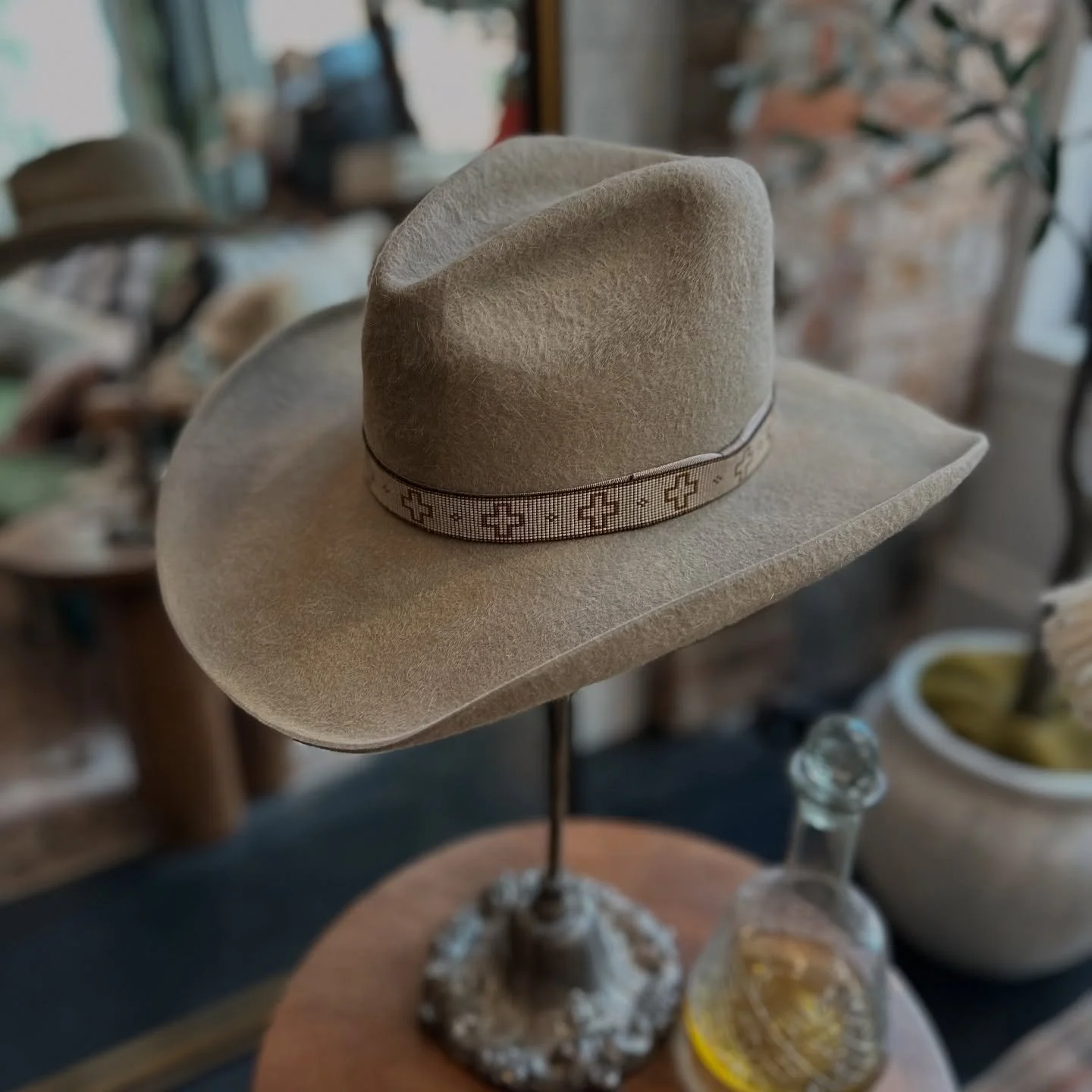 Check out this beaut! She’s a 100% Beaver Shag heart throb. Topped with the incomparable @piehawkoutpost’s handmade beaded hat band. 
•
#djameshats #customhat #montanahat #hatshop