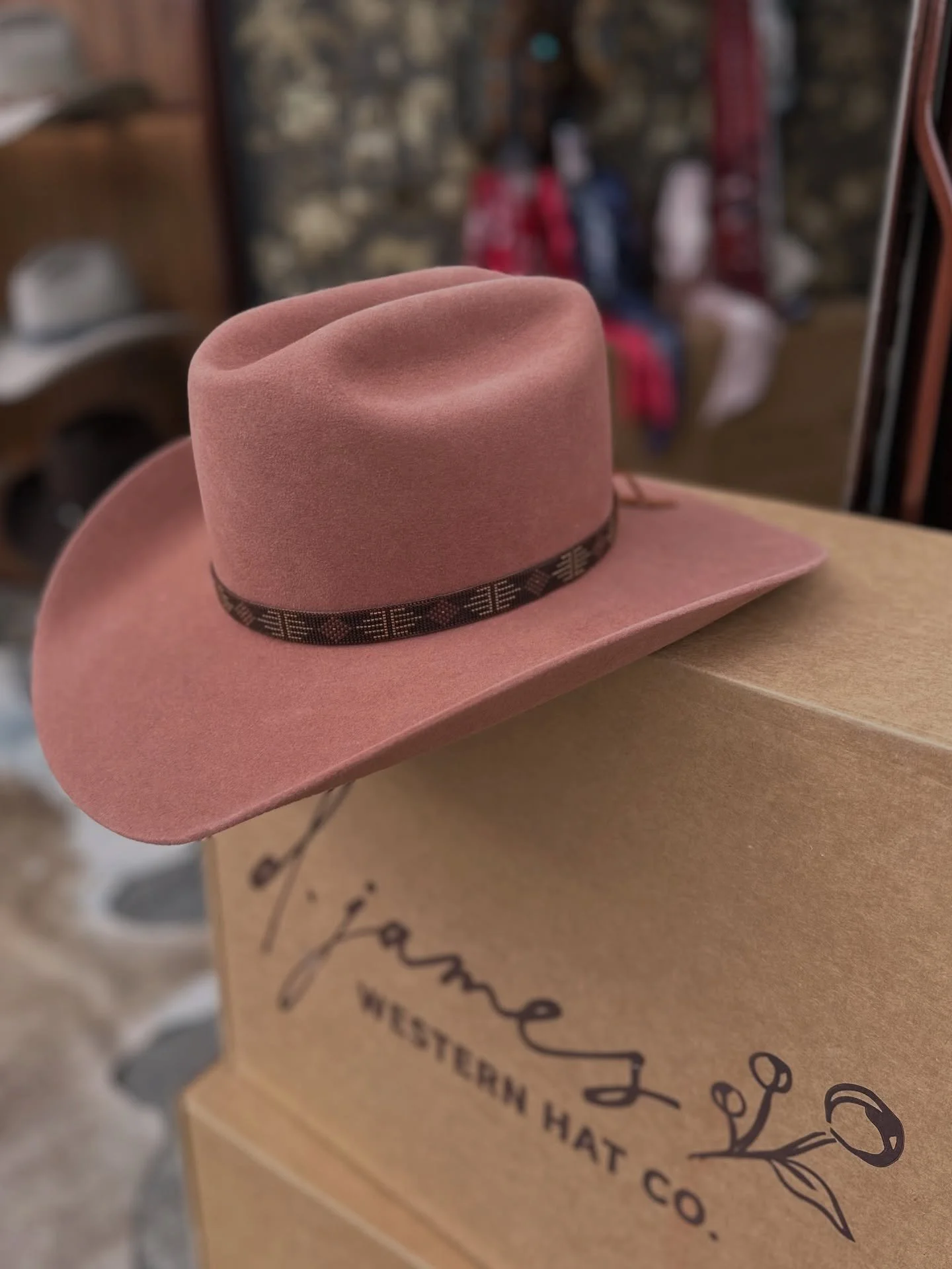 The last Red Clay hat now belongs to @leakay and she ain&rsquo;t sellin&rsquo;. Shoutout to @piehawkoutpost and her exquisite bead work. 
&bull;
#djameshats #customhat #horsetrailer #montana #bigsky