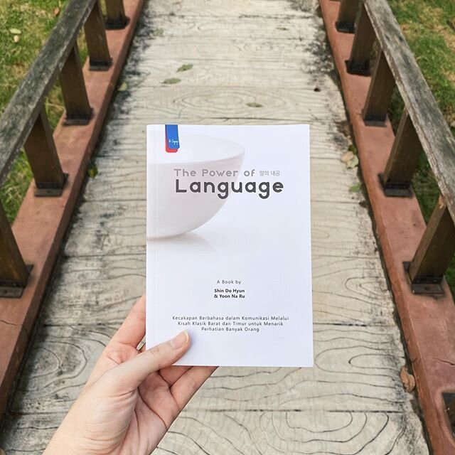 #TaeTaeMadeMeReadIt: Jempol saya gercep bgt ikutan PO saat tahu bukunya sudah diterjemahkan ke bahasa Indonesia 😂⁣
⁣
Dalam #ThePowerofLanguage, #ShinDoHyun mengajukan argumen ini: &quot;Jika ingin mengubah kemampuan berbahasa dari yang paling dasar,