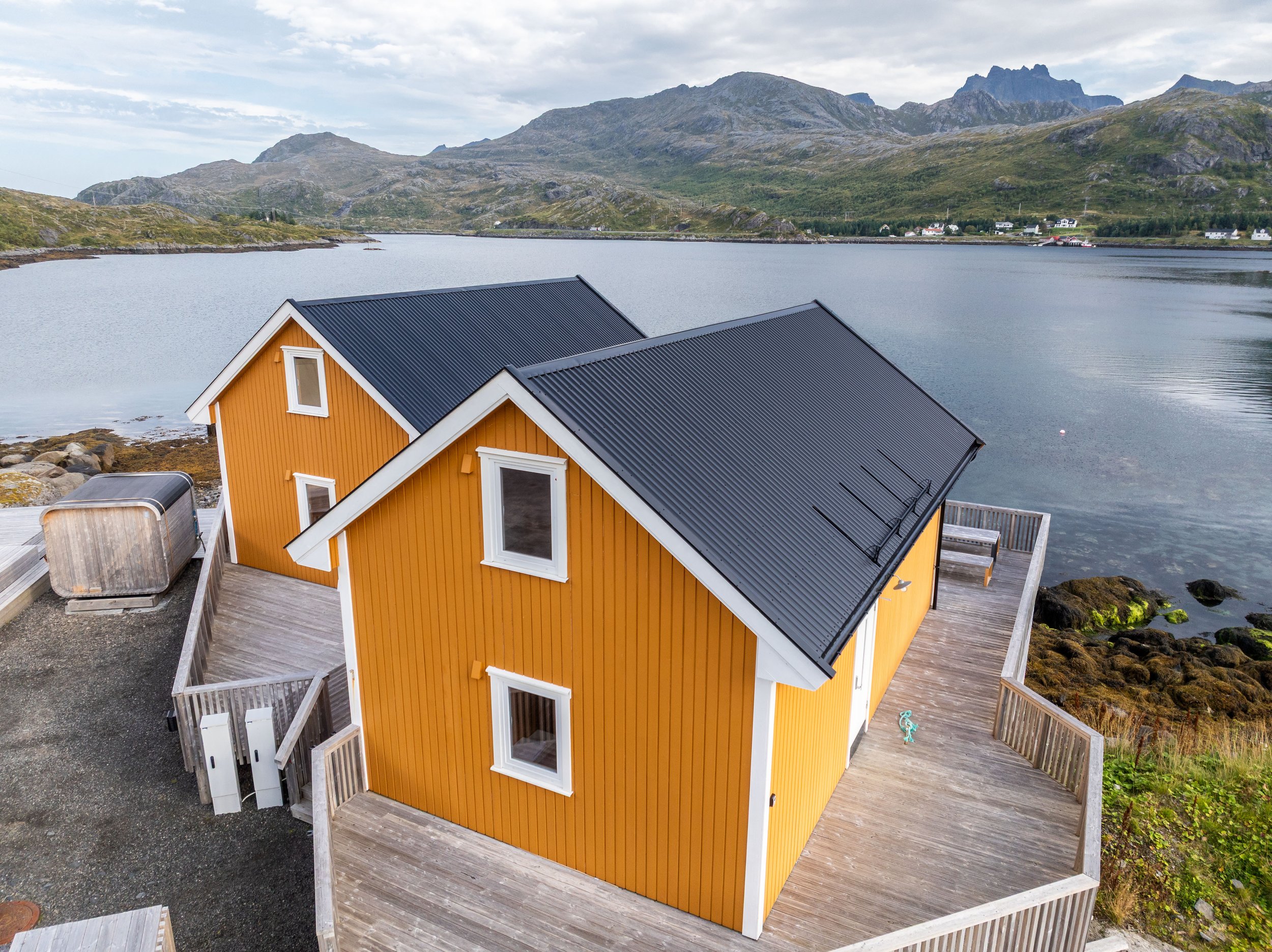 drone_Lofoten_apartments-43.jpg