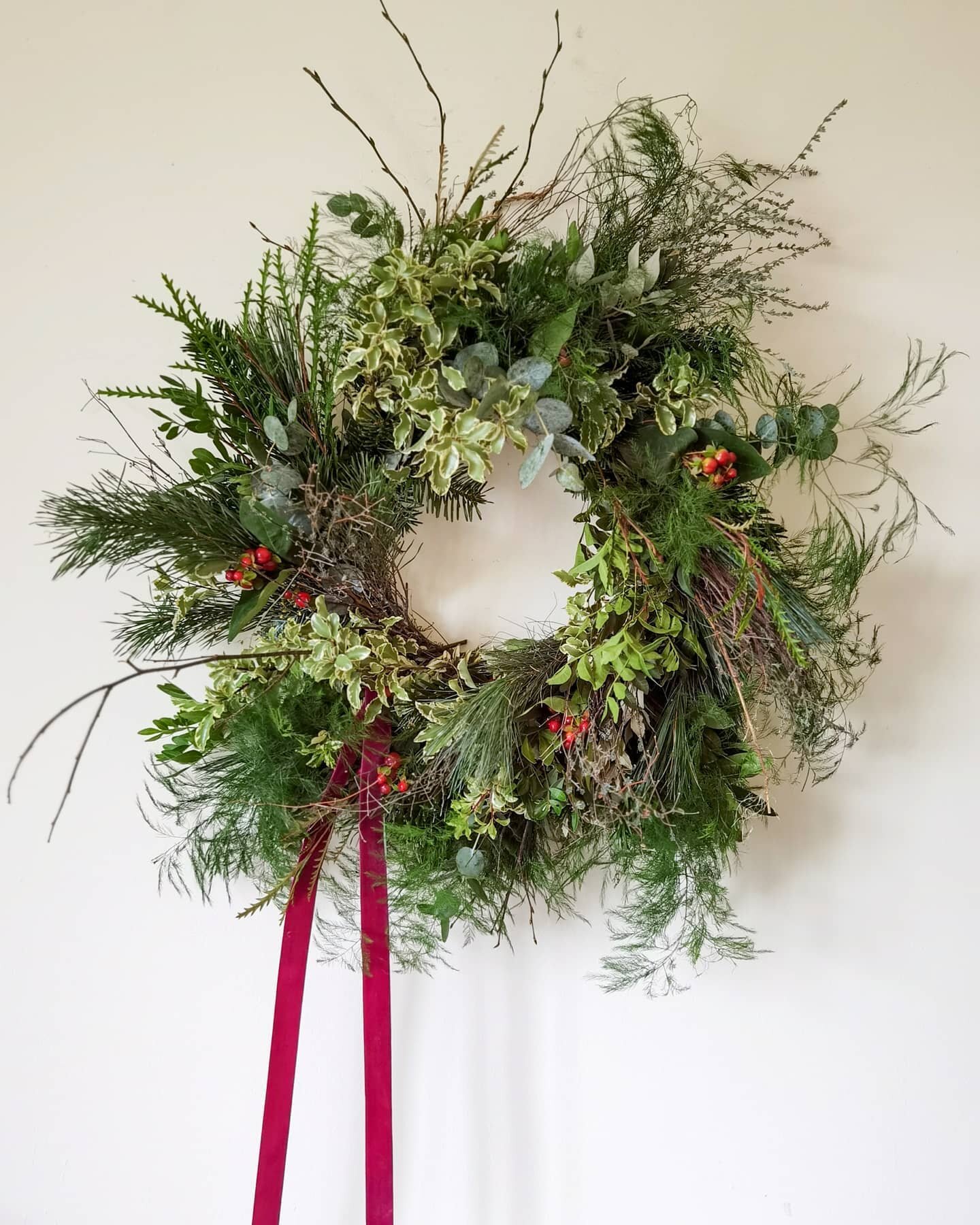 We've been busy little elves creating lots of gorgeous wreaths for Blenheim Palace this weekend. If you want to buy a tree and wreath pop down to the Palace on Fri/Sat/Sun to buy one. 🎄 Absolutely in love with this wild and natural wreath full of as