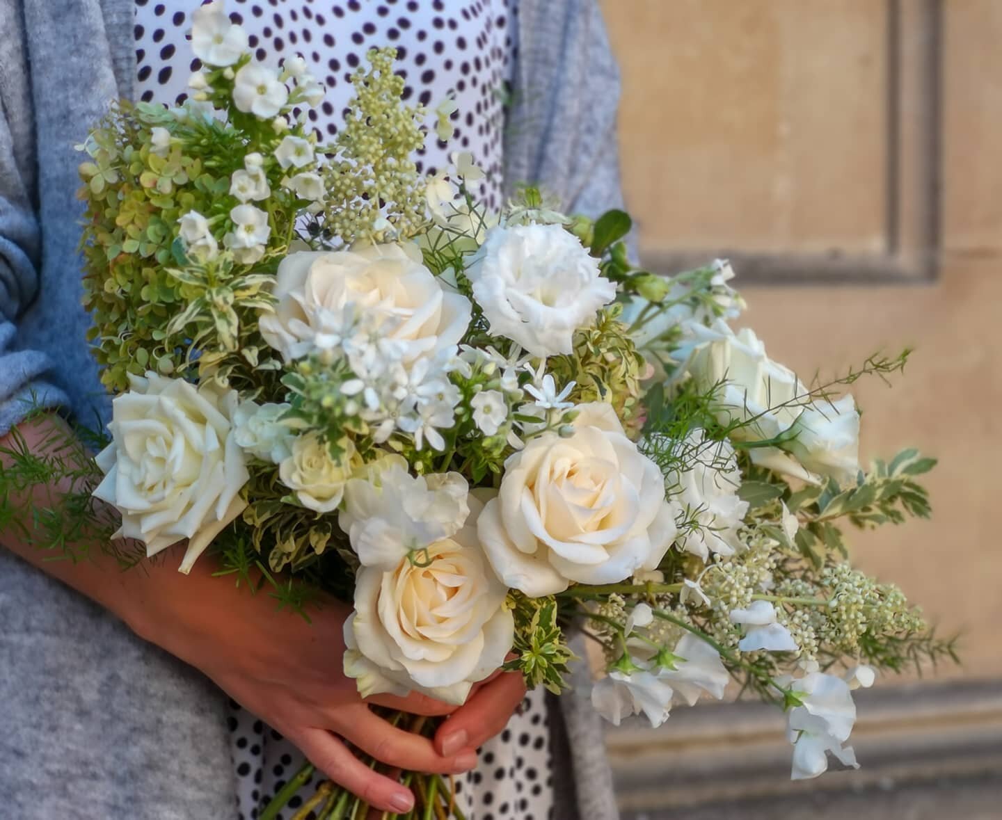 Nudes, creams and greens.. A classic colour palette in a natural undone style.

.
.
.

#underthefloralspell #sustainablefloristry #foamfreeflowers #flowersandotherstories #thecotswoldflorists #cotswoldflorist #cotswoldwedding #londonflorist #boholuxe