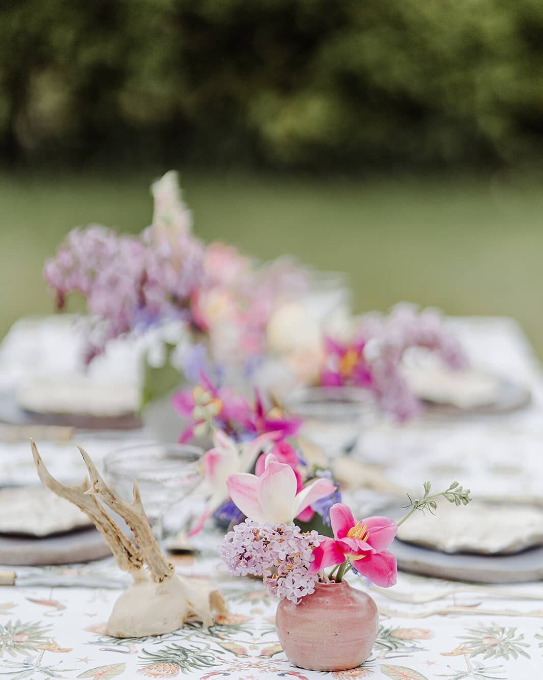 A light sprinkling of Spring flowers in the most delicious containers made by @juliereillyceramics.
.
.
.
Tablecloth @sarahfortescuedesign
Photo @chloeelyphotography
Food and styling @bashbites

#underthefloralspell #sustainablefloristry #foamfreeflo