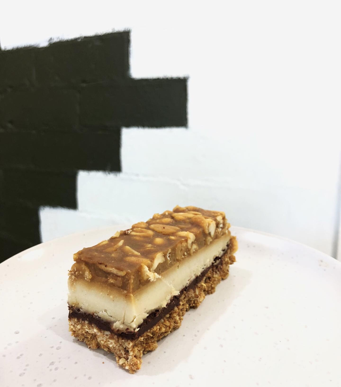 🍰 RAW Organic &bdquo;Sneaky Snickers&ldquo; slice made by @creamfork
Enjoy this treat with no guilt, it&rsquo;s made with NO sugar and is gluten free. 
Nutty, creamy, delicious 😋 

#rawtreat #allgoodthings #cafe #peanuts #sneakysnickers #cafe #cake