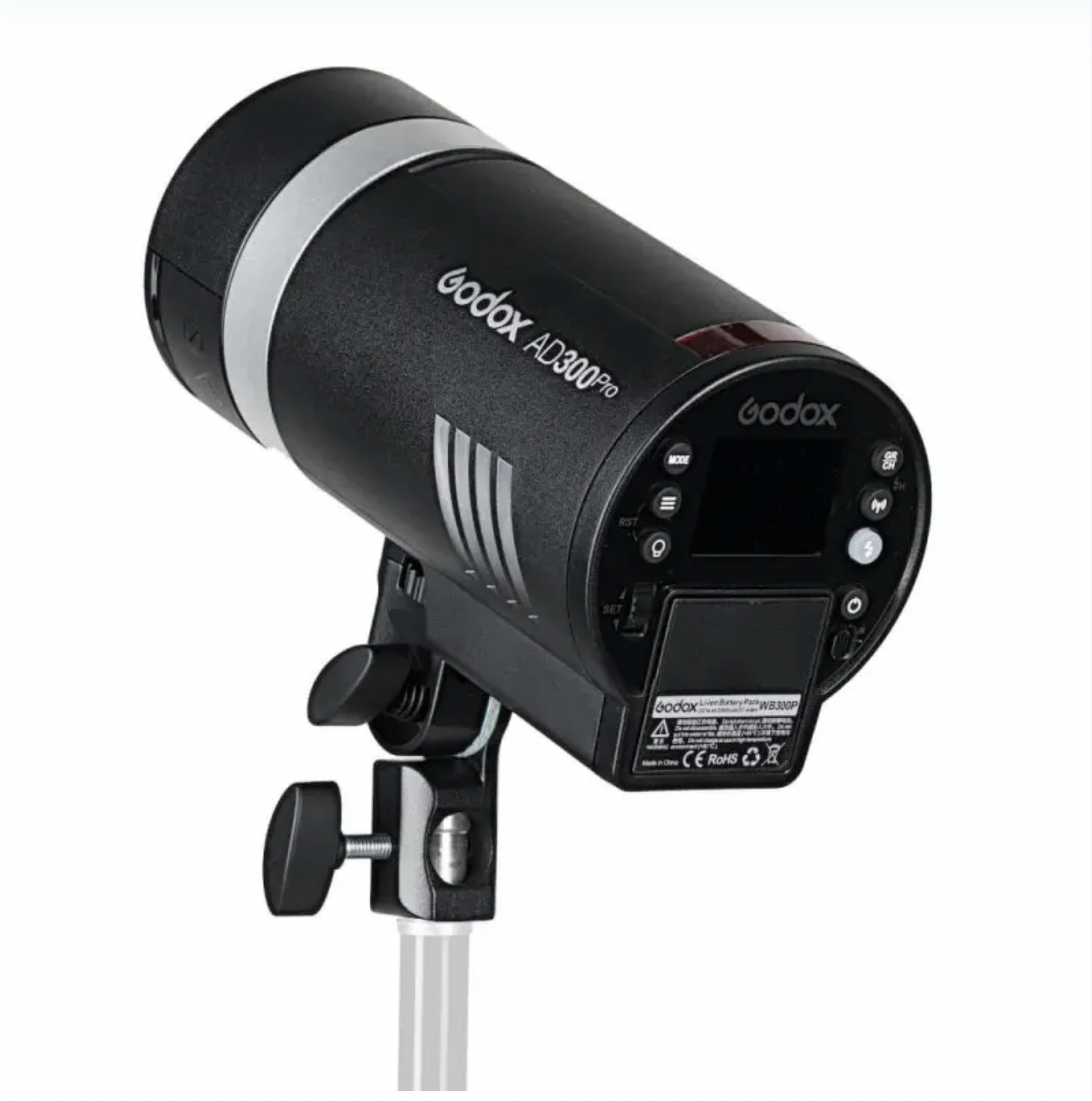 Flash Godox Ad300 pro es el flash que utilizo principalmente en estudio como luz principal.
Me gusta porque tiene la potencia que necesito para mis esquemas de iluminación, pero sigue siendo un equipo compacto y fácil de manejar. Además, al funcionar