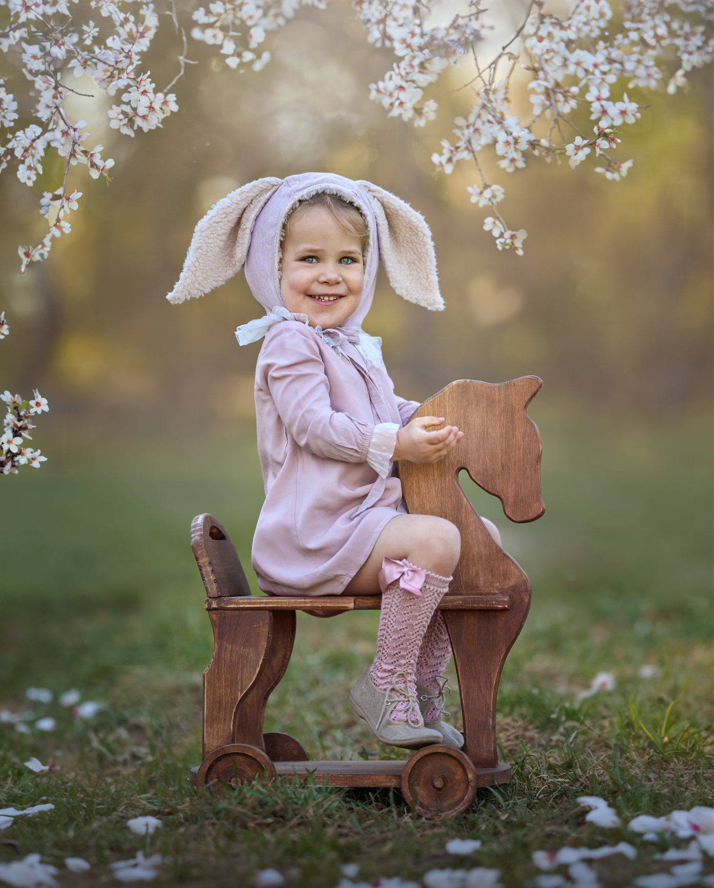 Taller de fotografía infantil artística en almendros en flor en Alcalá de Henares
