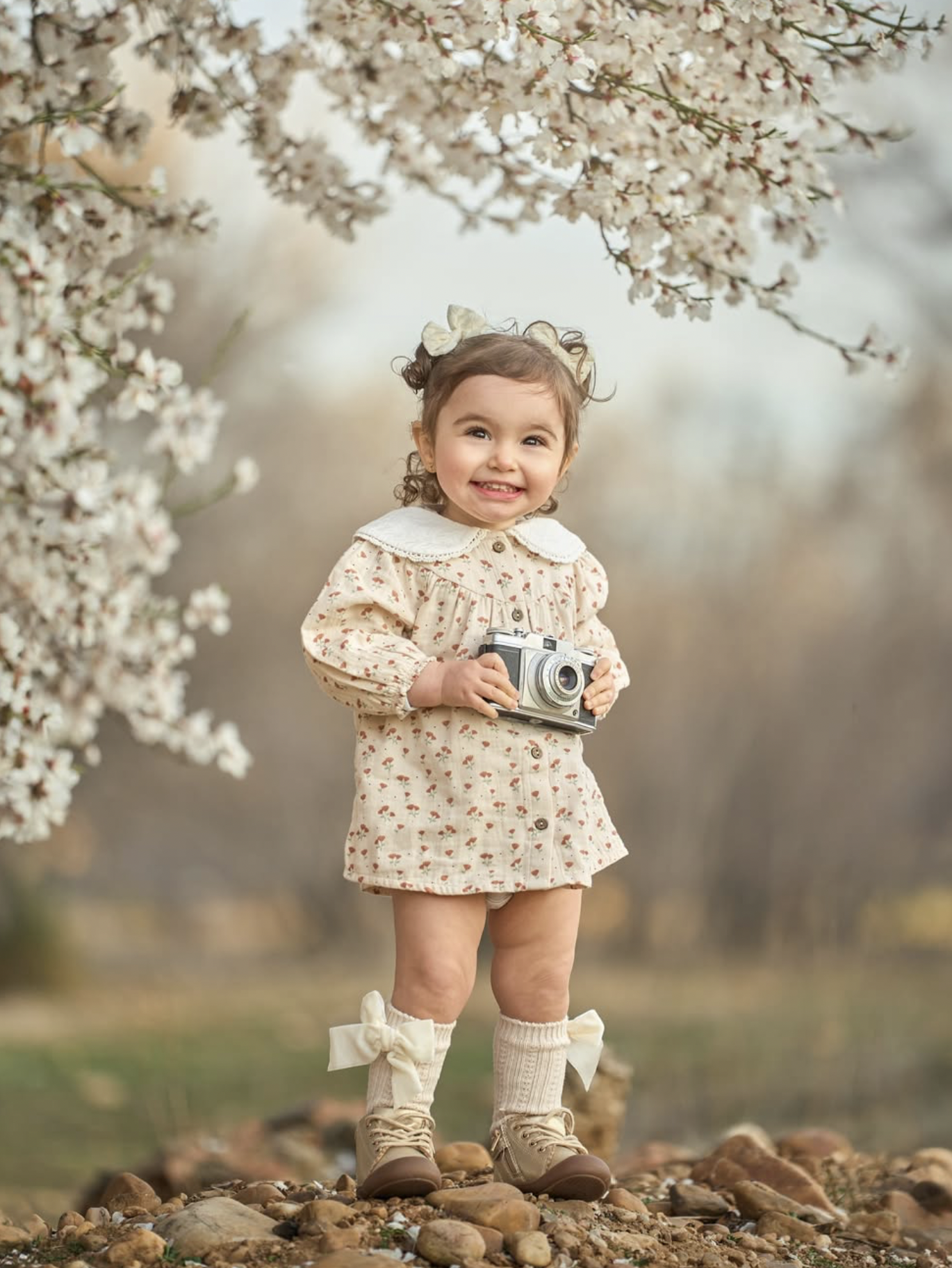 Taller de fotografía infantil artística en almendros en flor en Alcalá de Henares