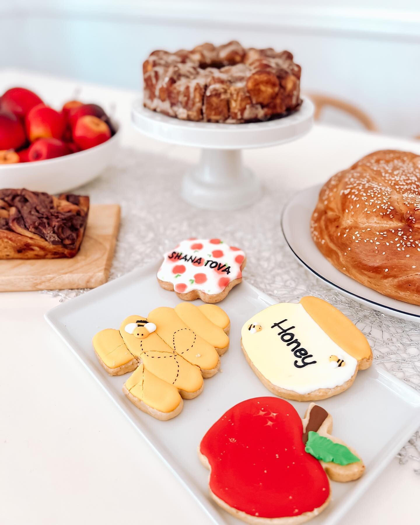 🍎 🍯 Check out our GIVEAWAY with @ariel.loves &amp; @jewishfamilymagic 🍯 🍎 #RoshHashanaReady we are giving away one of our High holidays bundles!

The bundle includes:
🥖 1 sweet round challah (your choice of fig, plain, sesame or raisin)
🍪 4 Ros