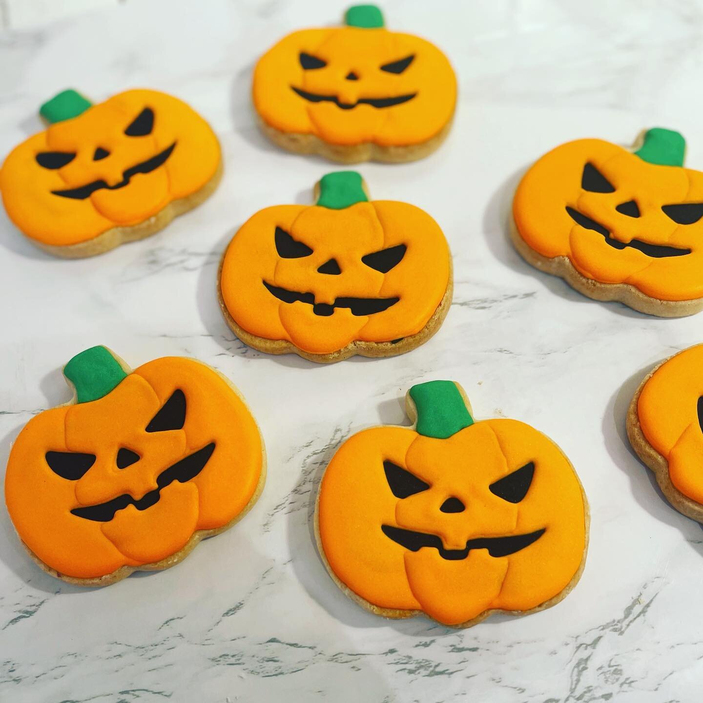 Happy Halloween! 

#cookiesofinstagram #cookies #foodporn #corporategifts #f52gram #brooklyn #chocolate #sugarbutterchocolate #valrhona #parkslope #ditmaspark #prospectheights #kensington #windserterrace #candybar #notyouraveragechocolatebar