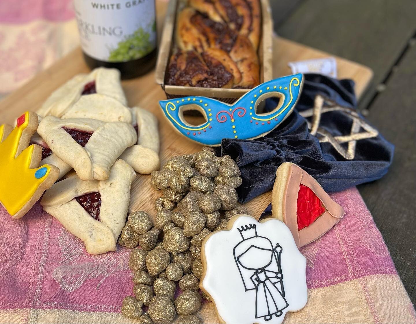 Giving (especially giving of food) is a very important tradition for Purim!  These Mishloach Manot baskets are the perfect way to send your love this holiday!

#purim #purim2023 #mishloachmanot #cookiesofinstagram #cookies #foodporn #corporategifts #