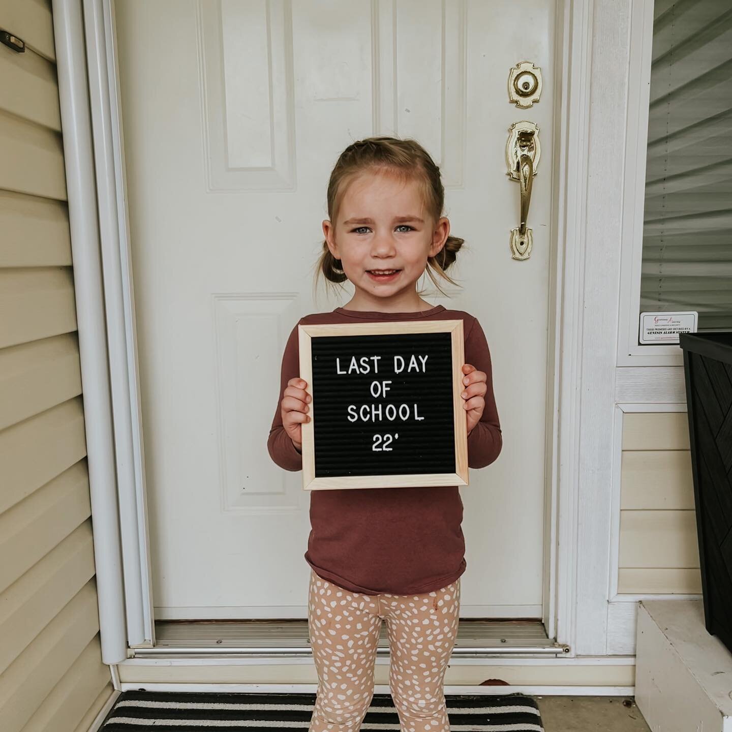 Crazy how much this little one has grown this year at school! ❤️ 

➡️ Swipe to see her first day!! 🥹
