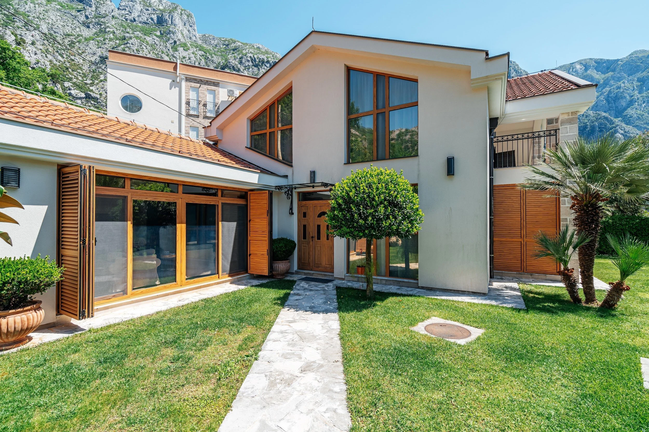 Kotor. Orahovac. VILA B.9.jpg