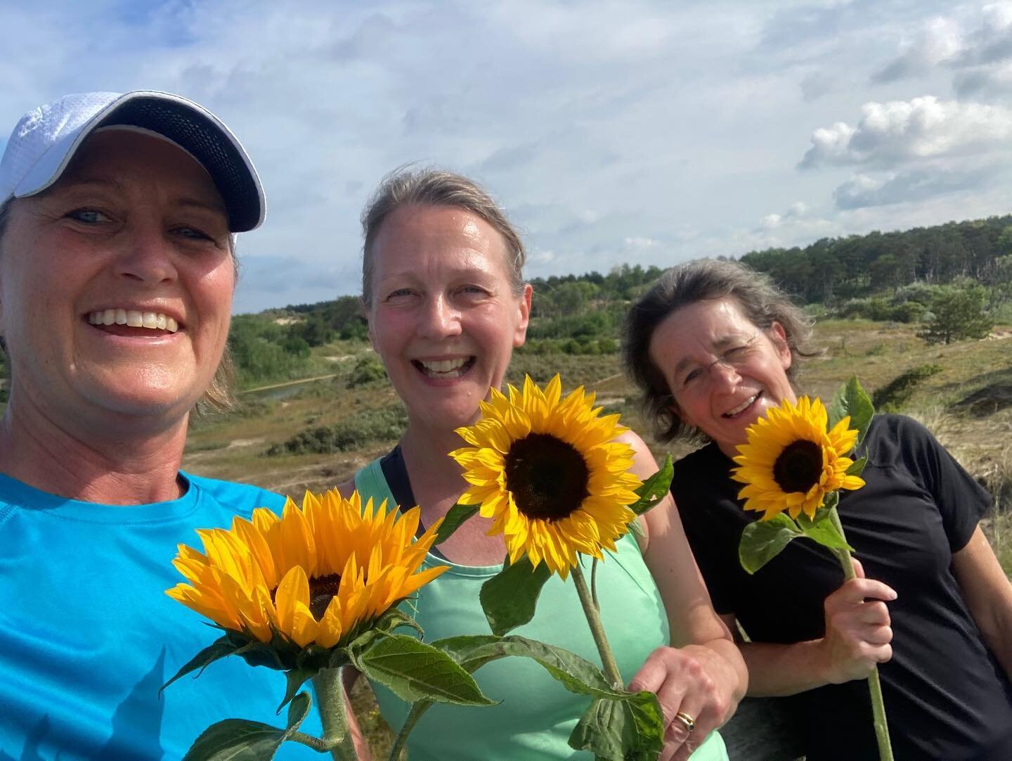 To kick off our virtual run we have had runners from 3 different continents!🌻🌍
There has been Gianna, Clare, and Marinella in The Netherlands, Jay and Co, as well as Chris and Shona, and Dave and Becky in England, Mark did a 12km crawl on the mudfl
